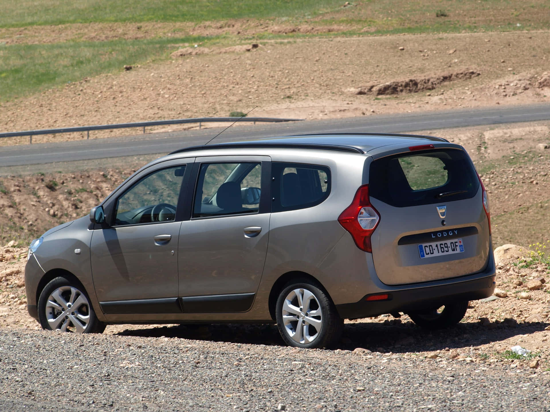 Majestic Dacia Lodgy In Dynamic Movement Wallpaper