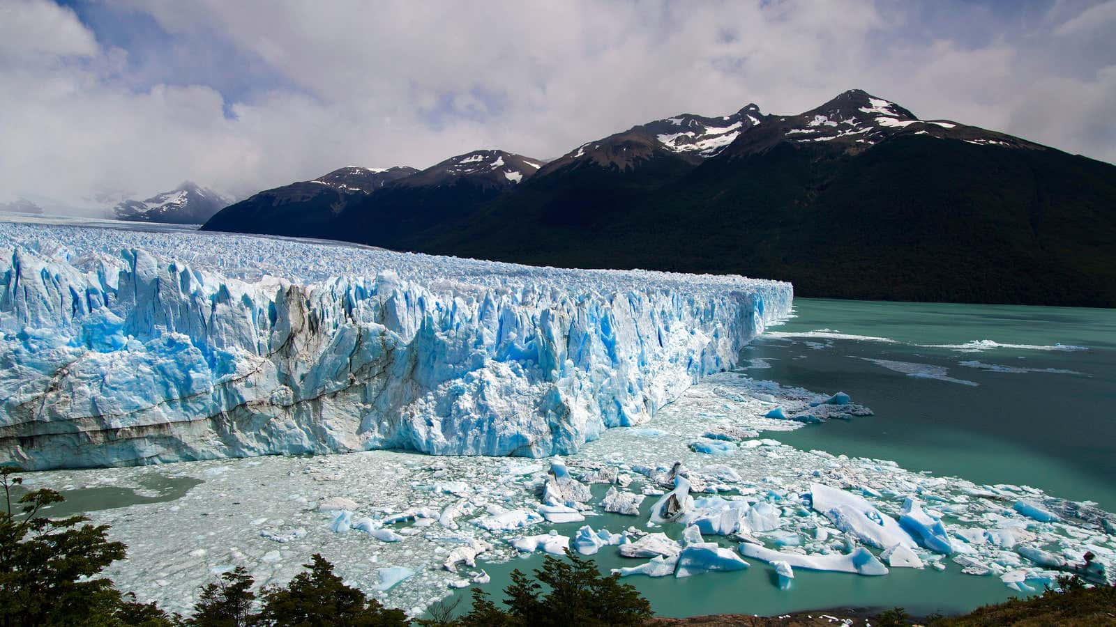 Majestic Glacier Landscape Wallpaper