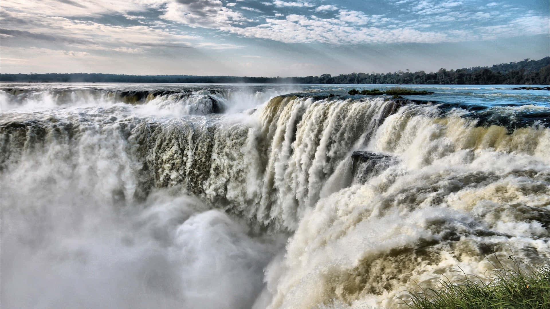 Majestic Iguazu Falls mursten billede fremkalder følelser af styrke og mirakel. Wallpaper