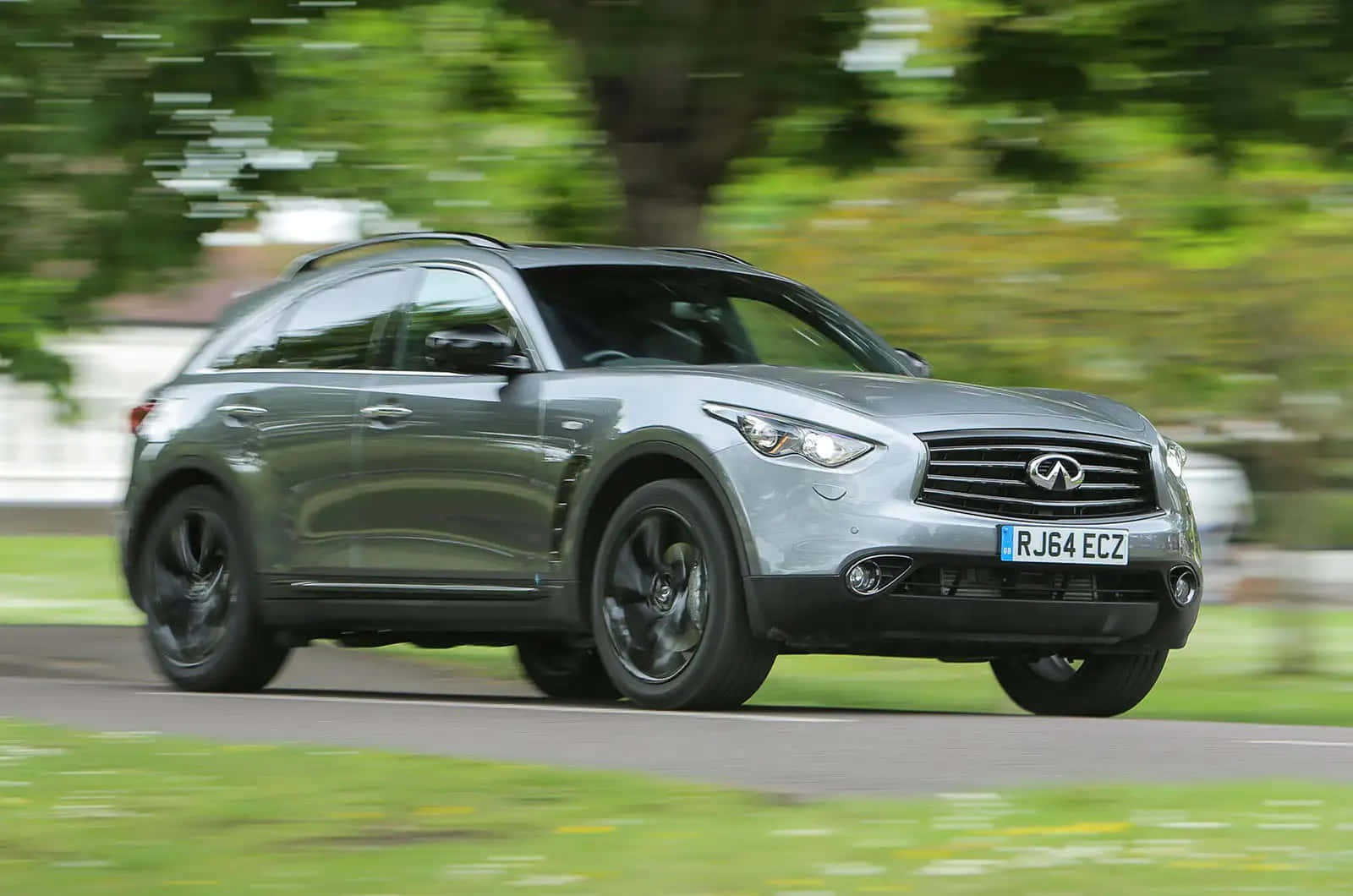 Majestetisk Infiniti Qx70 Glir Gjennom Motorveien Bakgrunnsbildet