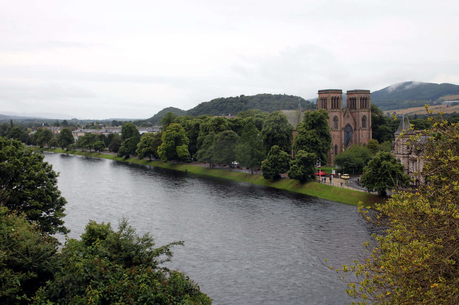 Kastil Inverness Yang Megah Menghadap Kota Inverness, Inggris Wallpaper