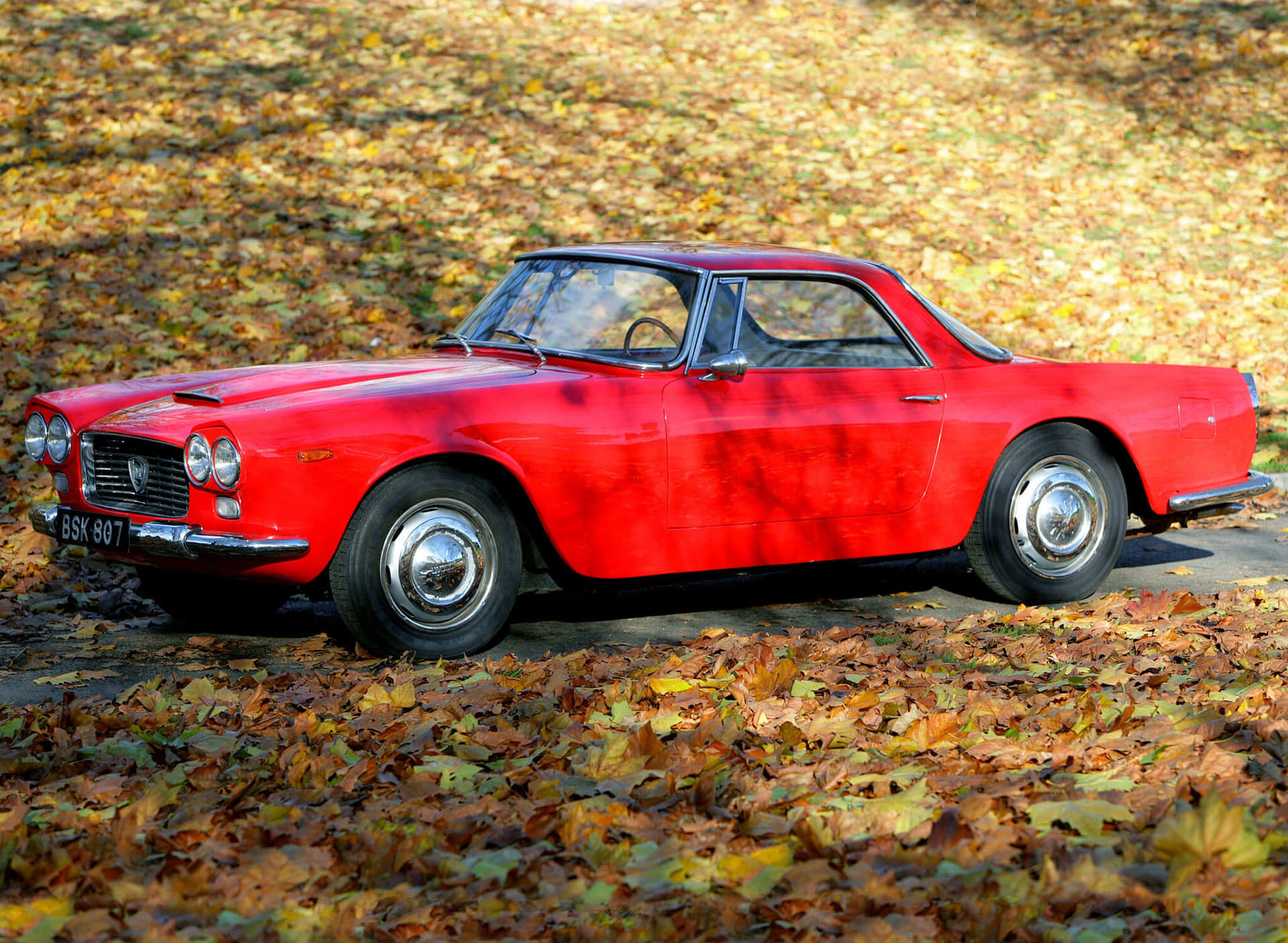 Majestic Lancia Flaminia In Its Pristine Condition Wallpaper