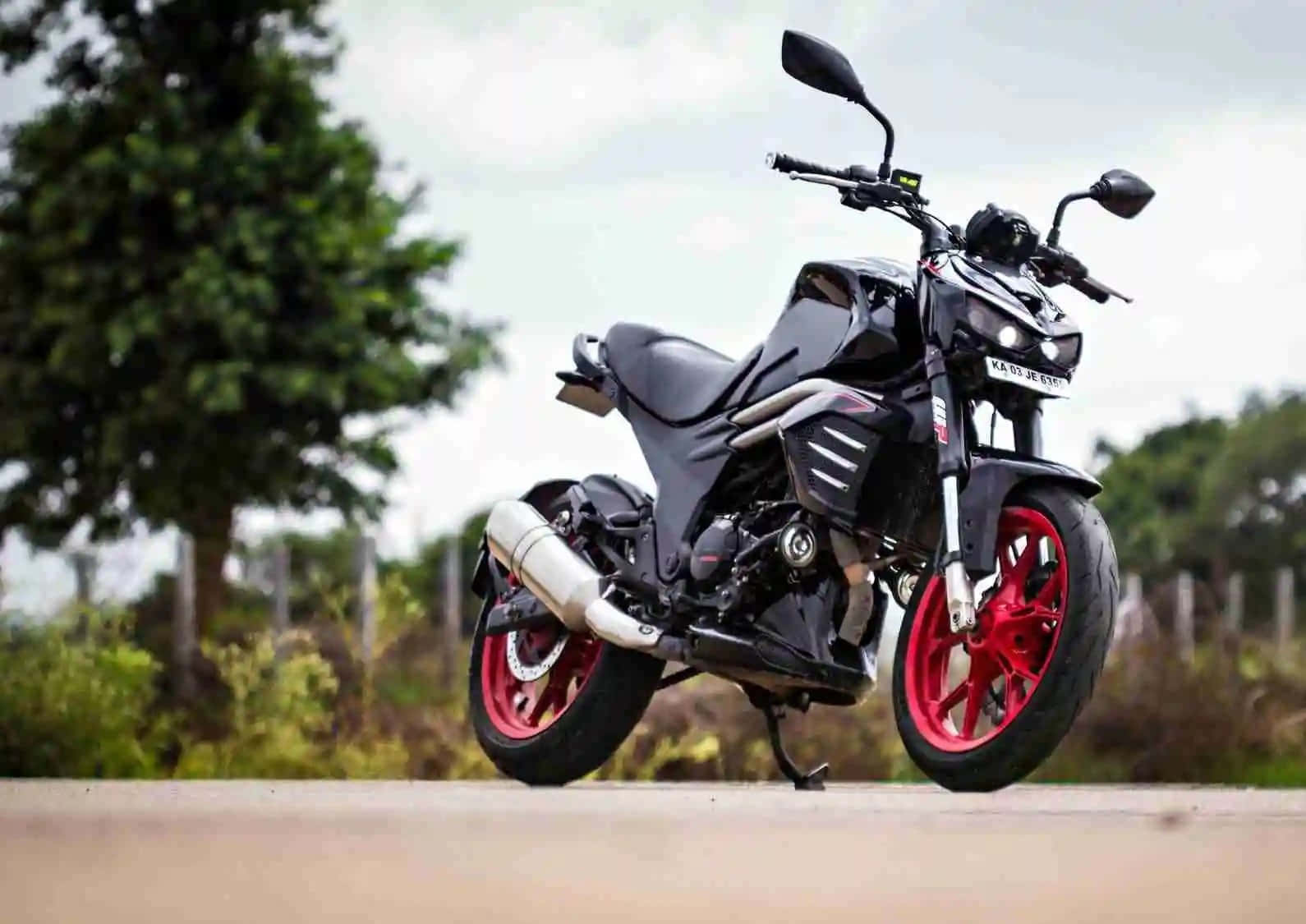 Majestic Mahindra Mojo In Action Wallpaper