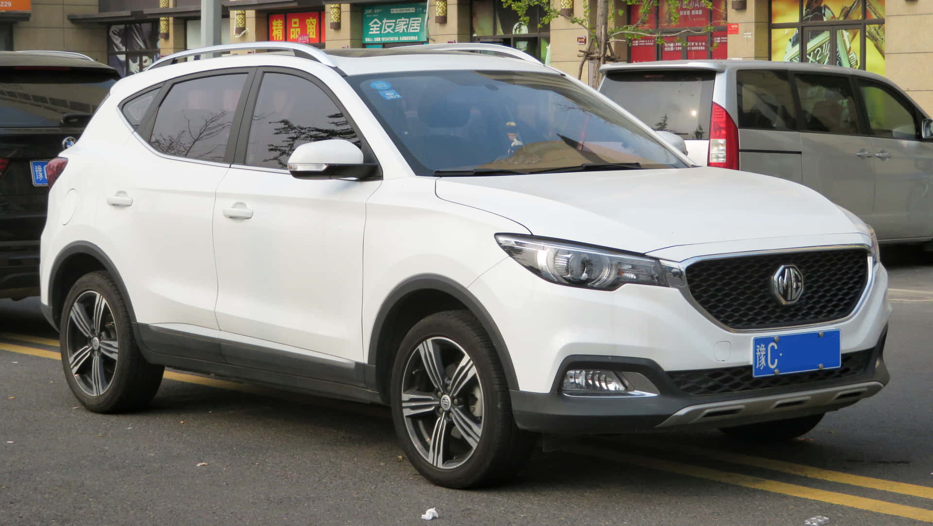 Majestueux Mg Zs Circulant Sur Une Route Ouverte. Fond d'écran