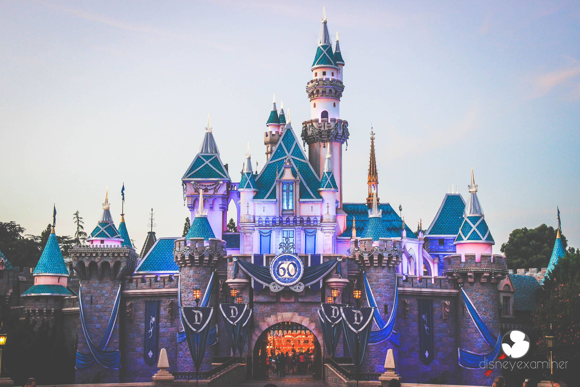 Majestic Night View Of The Iconic Disney Castle Wallpaper