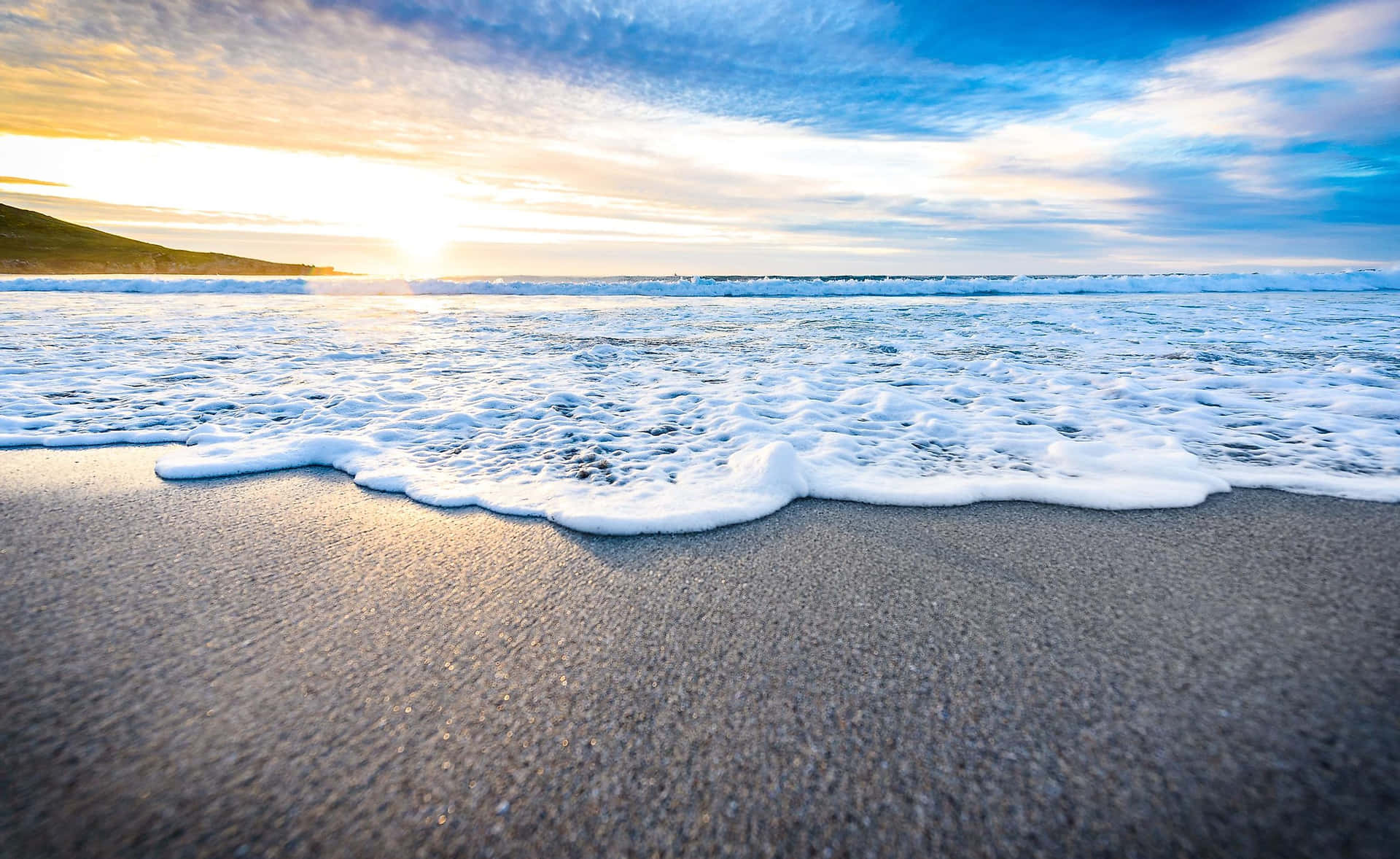 Majestic Ocean Tides At Dusk Wallpaper