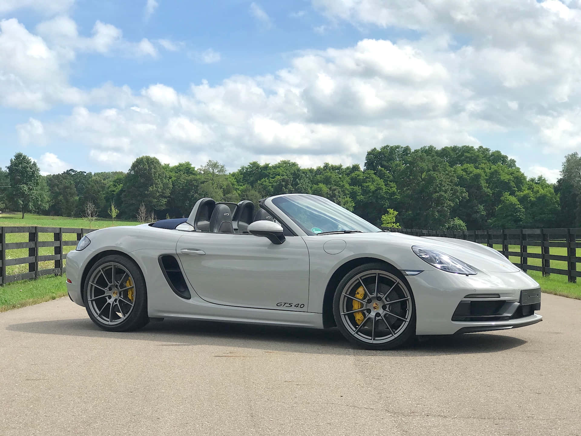 Majesteettinen Porsche 718 Boxster Gts Hallitsee Tietä Taustakuva