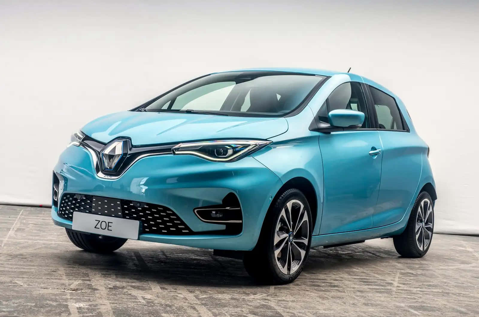 Majestic Renault Zoe Cruising The Highway Wallpaper