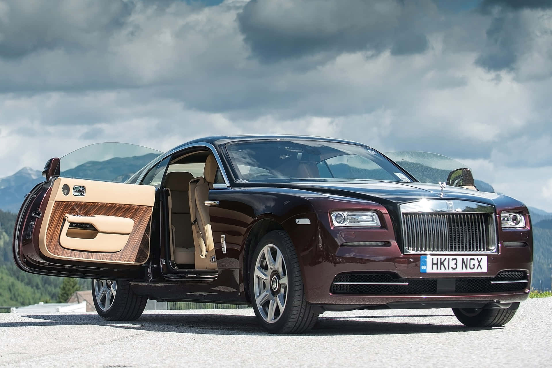 Majestic Ride With The Rolls Royce Wraith Wallpaper