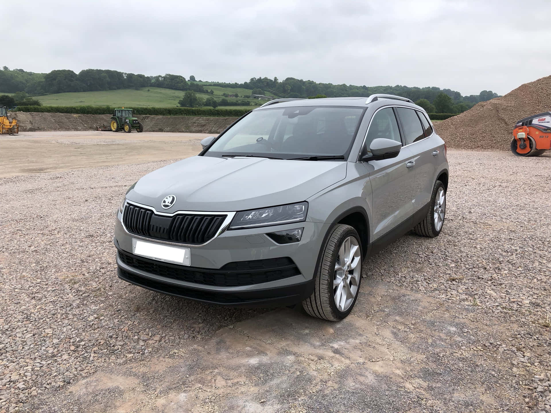 Skoda Karoq Yang Megah Dalam Hitam Elegan Wallpaper