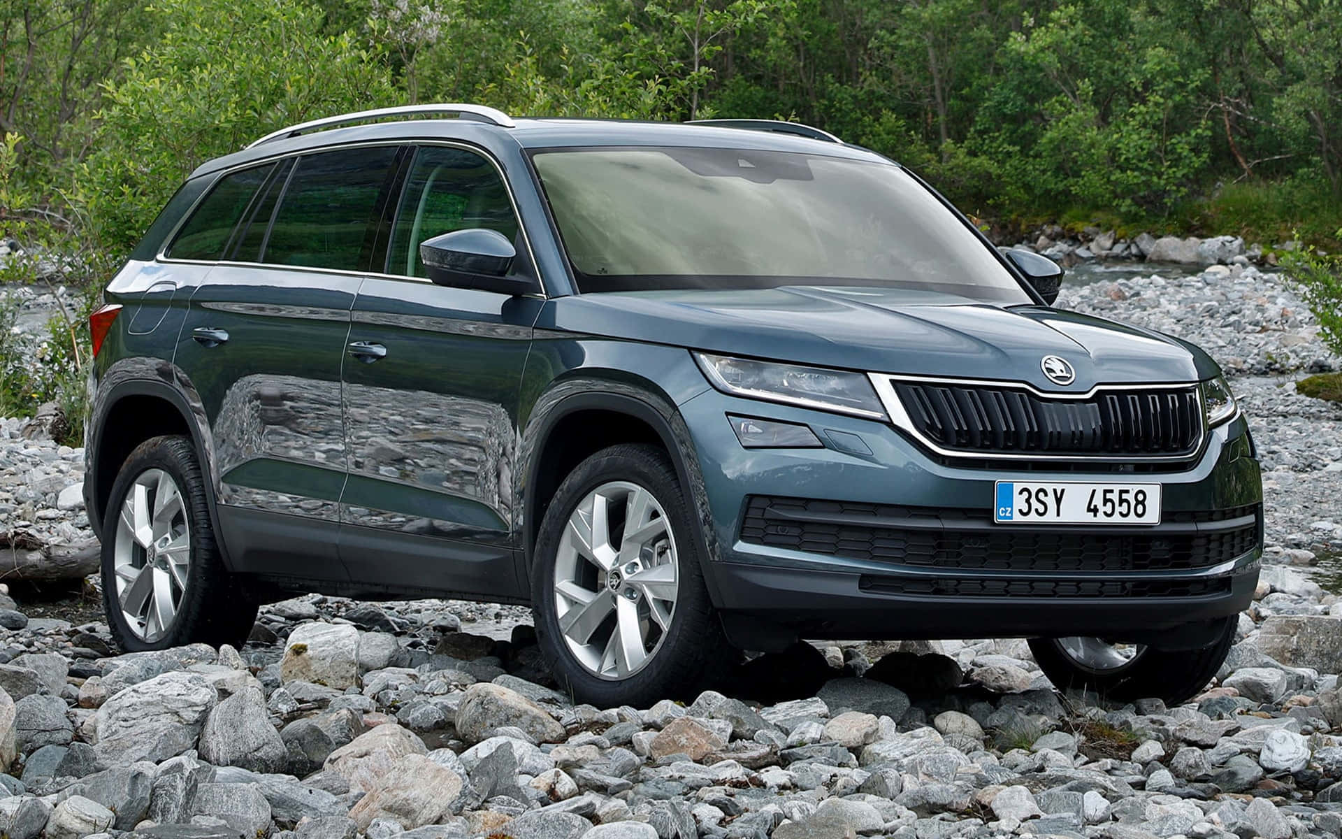 Skoda Kodiaq Yang Megah Melaju Di Jalan Raya Wallpaper