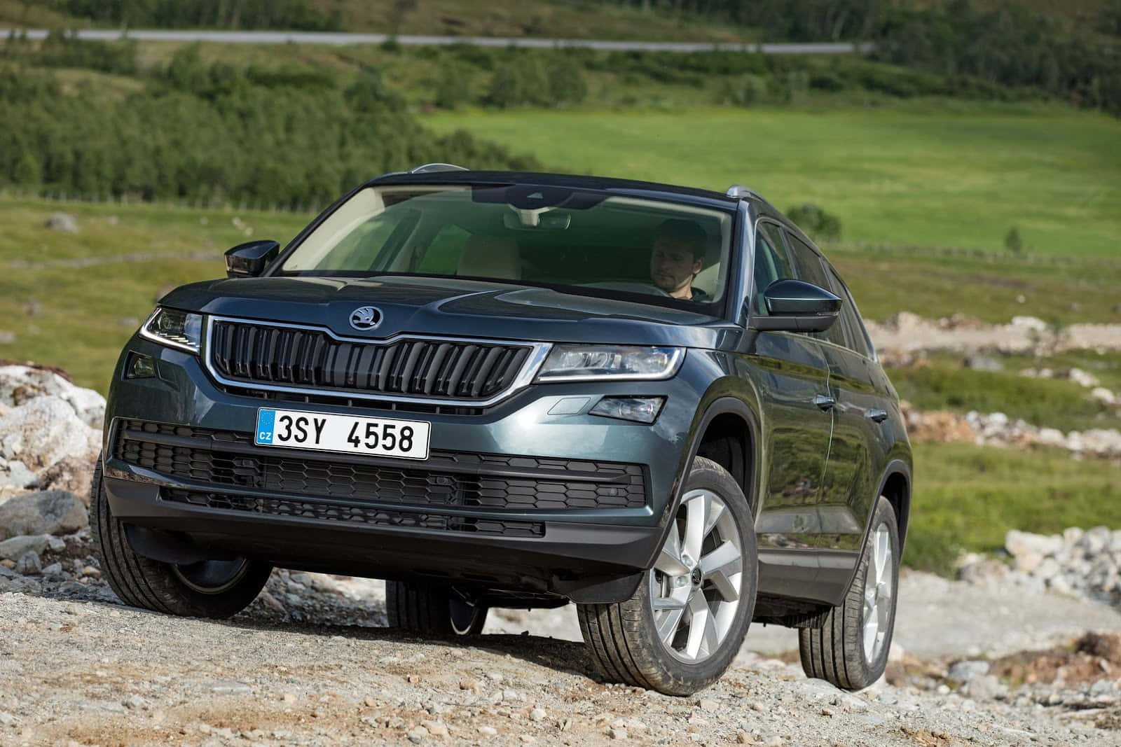 Majesteettinen Skoda Kodiaq Liukuu Sujuvasti Tiellä Taustakuva