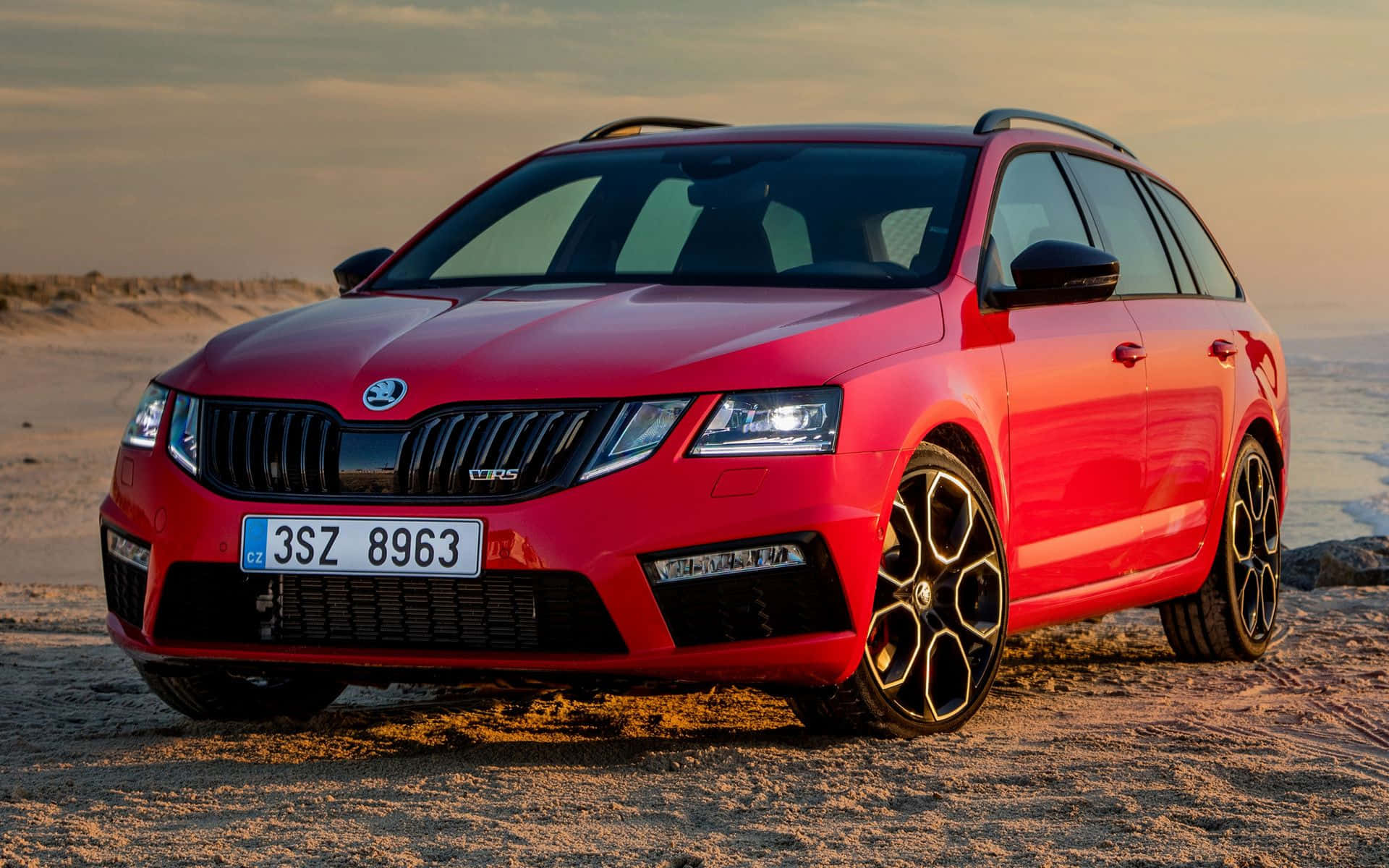 Majestueuze Skoda Octavia In Levendige Stads Achtergrond Achtergrond