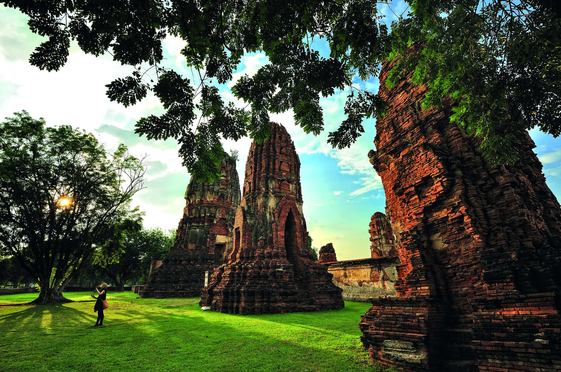 Majestueuze Zonsopgang Boven De Oude Tempelruïnes Van Ayutthaya Historical Park Achtergrond