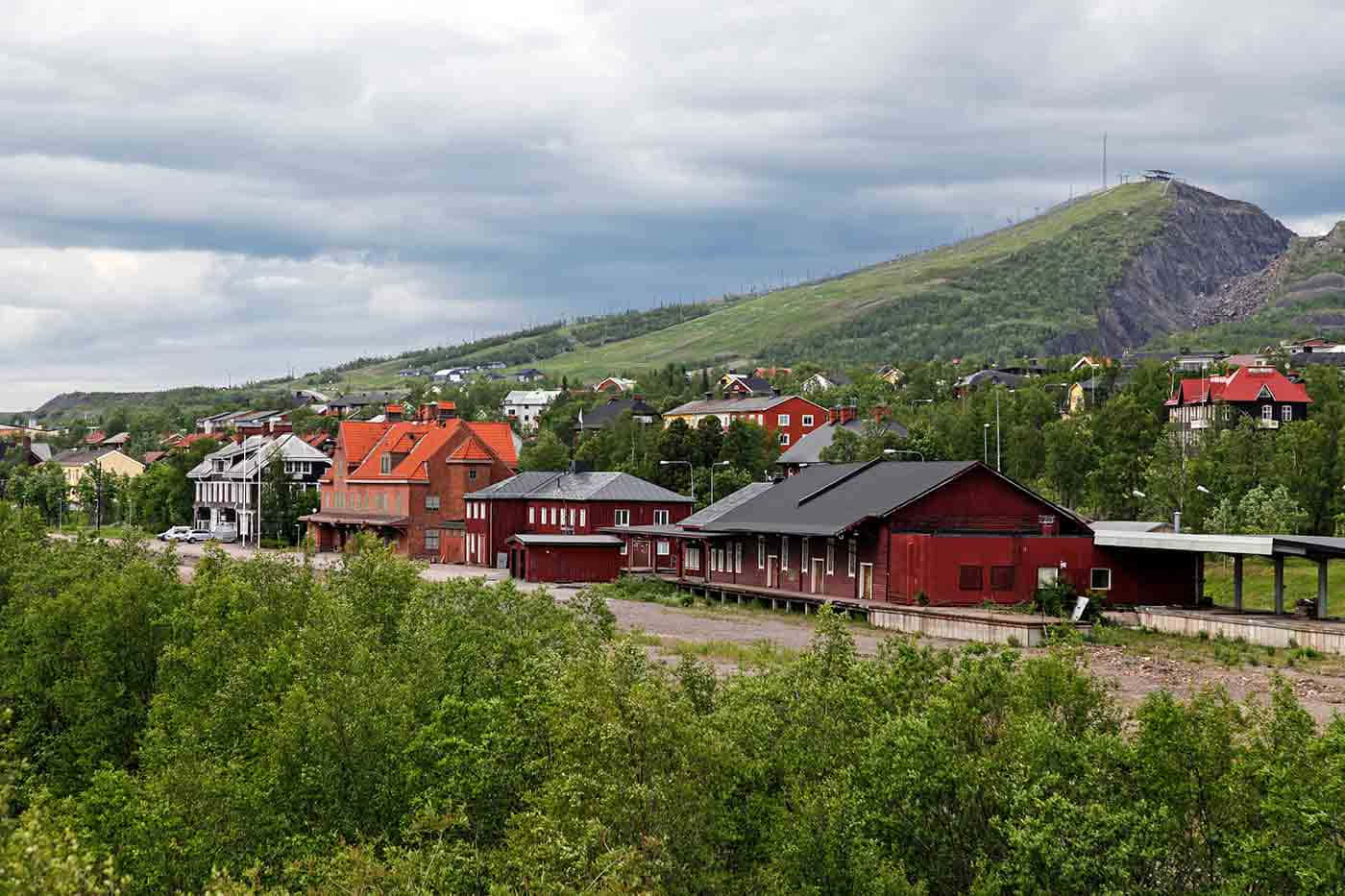 Majestetisk Utsikt Over Kiruna, Sverige Under Midnattssolen Bakgrunnsbildet