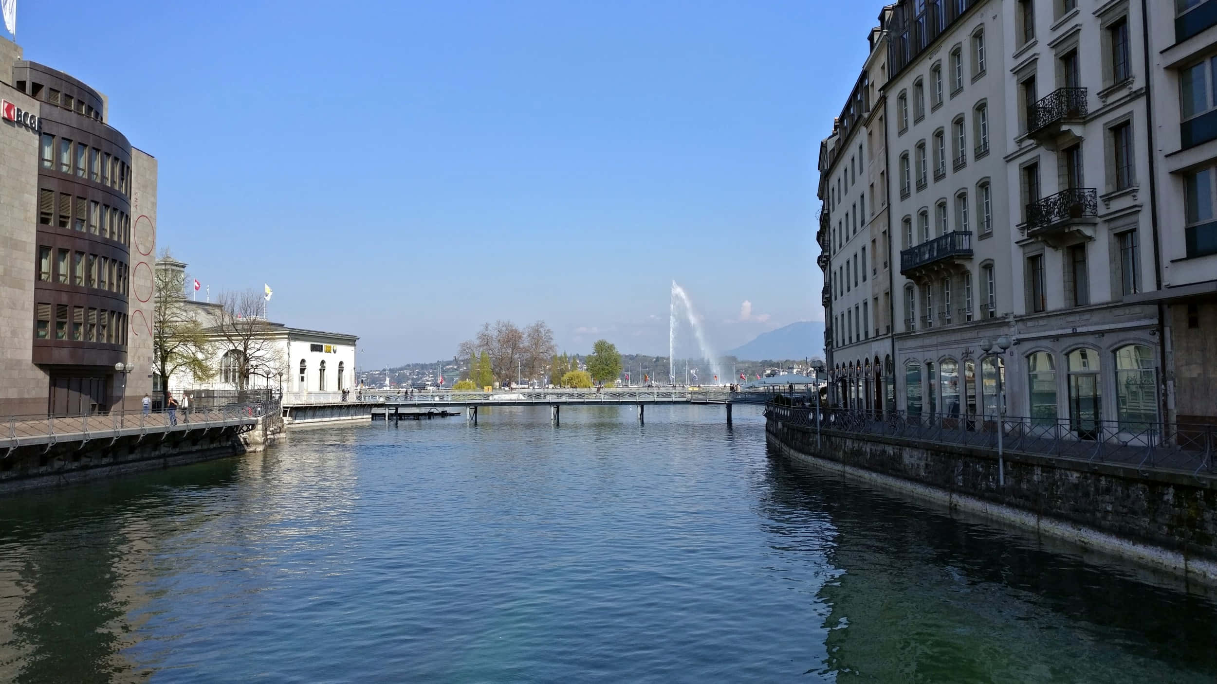 Majestic View Of Lake Geneva And The Beautiful City Of Switzerland Wallpaper