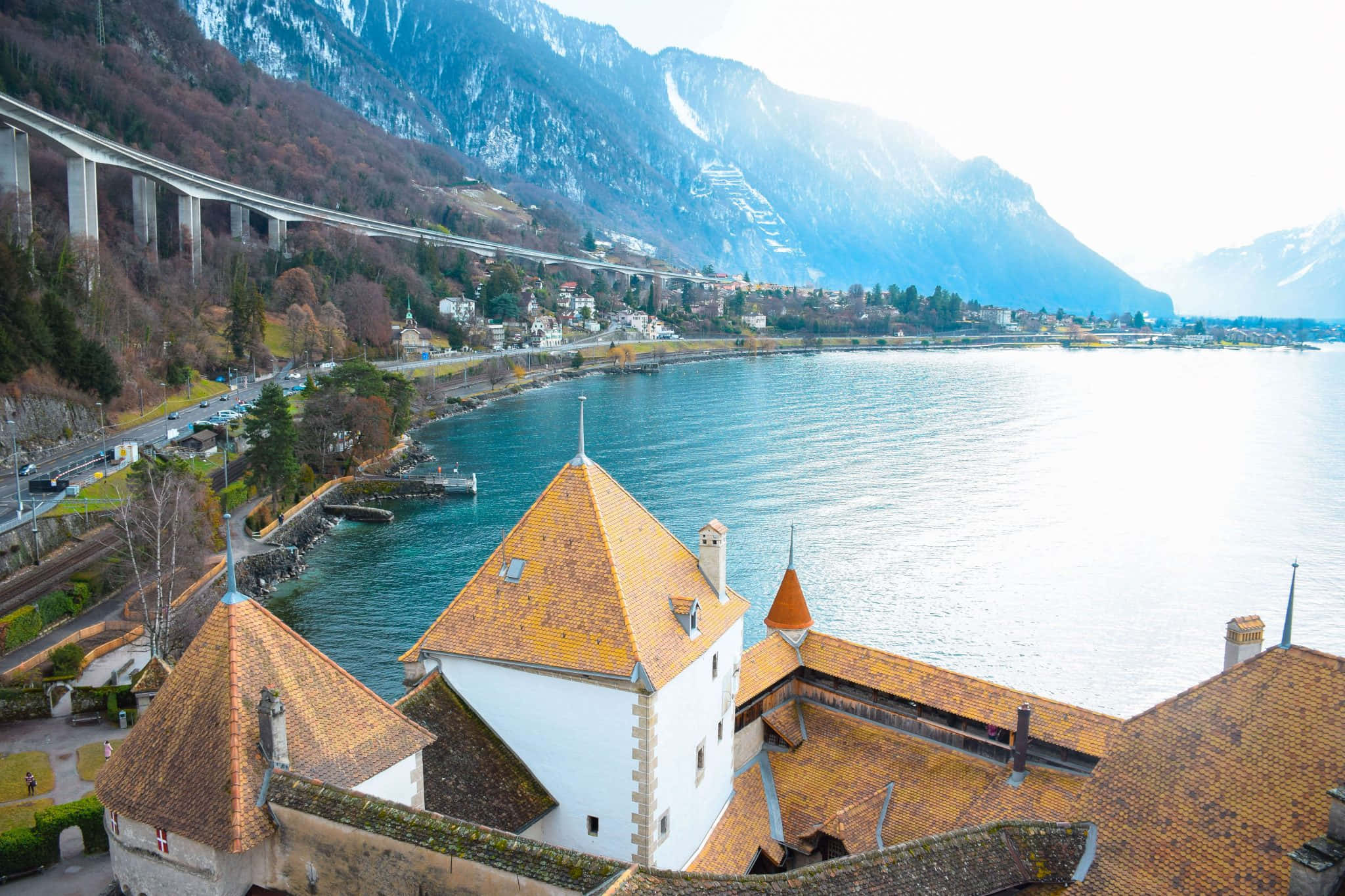 Majestic View Of Lake Geneva And The Swiss Alps From The Lively City Of Montreux Wallpaper