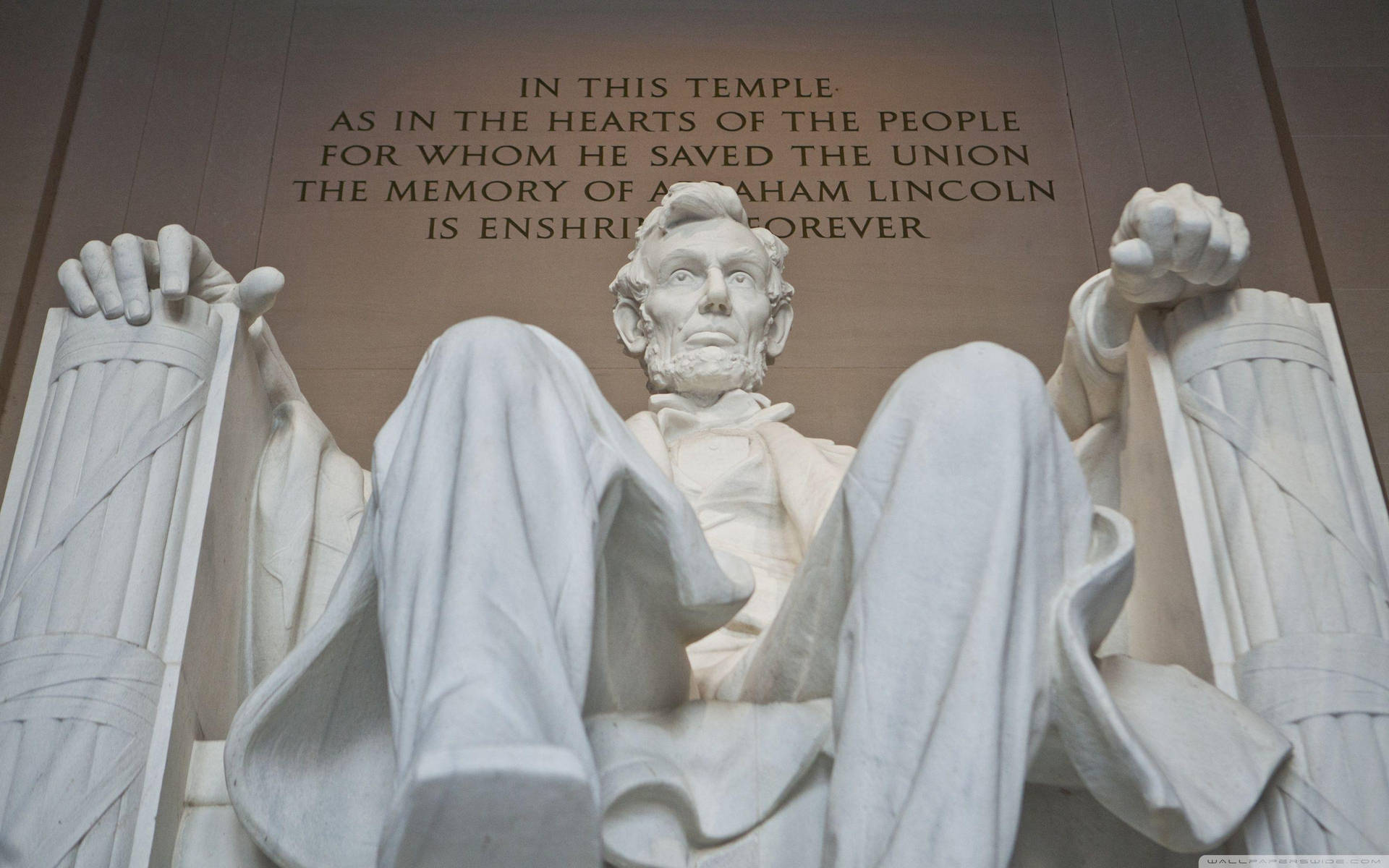 Majestic View Of Lincoln Monument Wallpaper