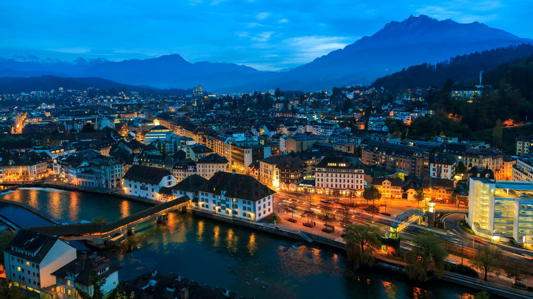 Majestic View Of Lucerne Lake In Switzerland Wallpaper