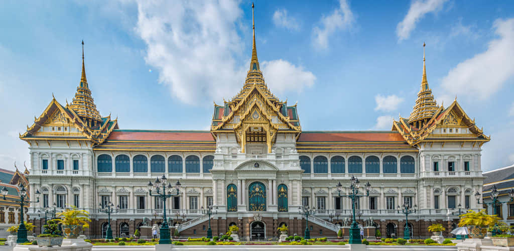 Majestic View Of The Grand Palace In Twilight Wallpaper
