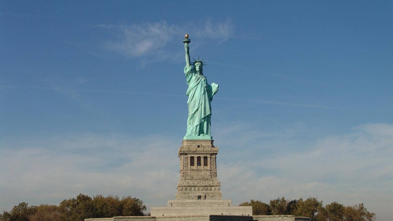 Majestic View Of The Statue Of Liberty Wallpaper