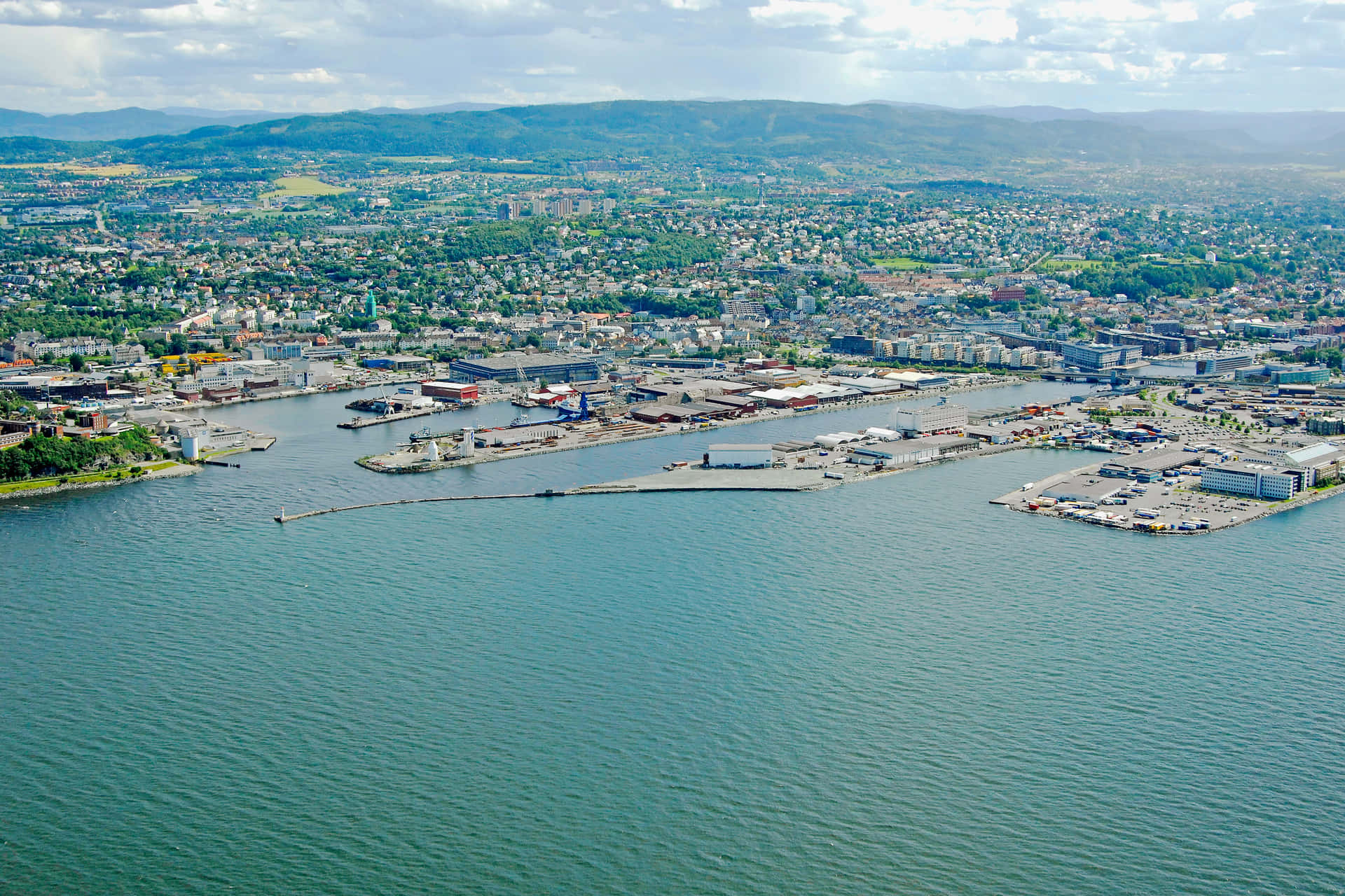 Majesteettinen Näkymä Trondheim-kaupungista Auringonlaskussa Taustakuva