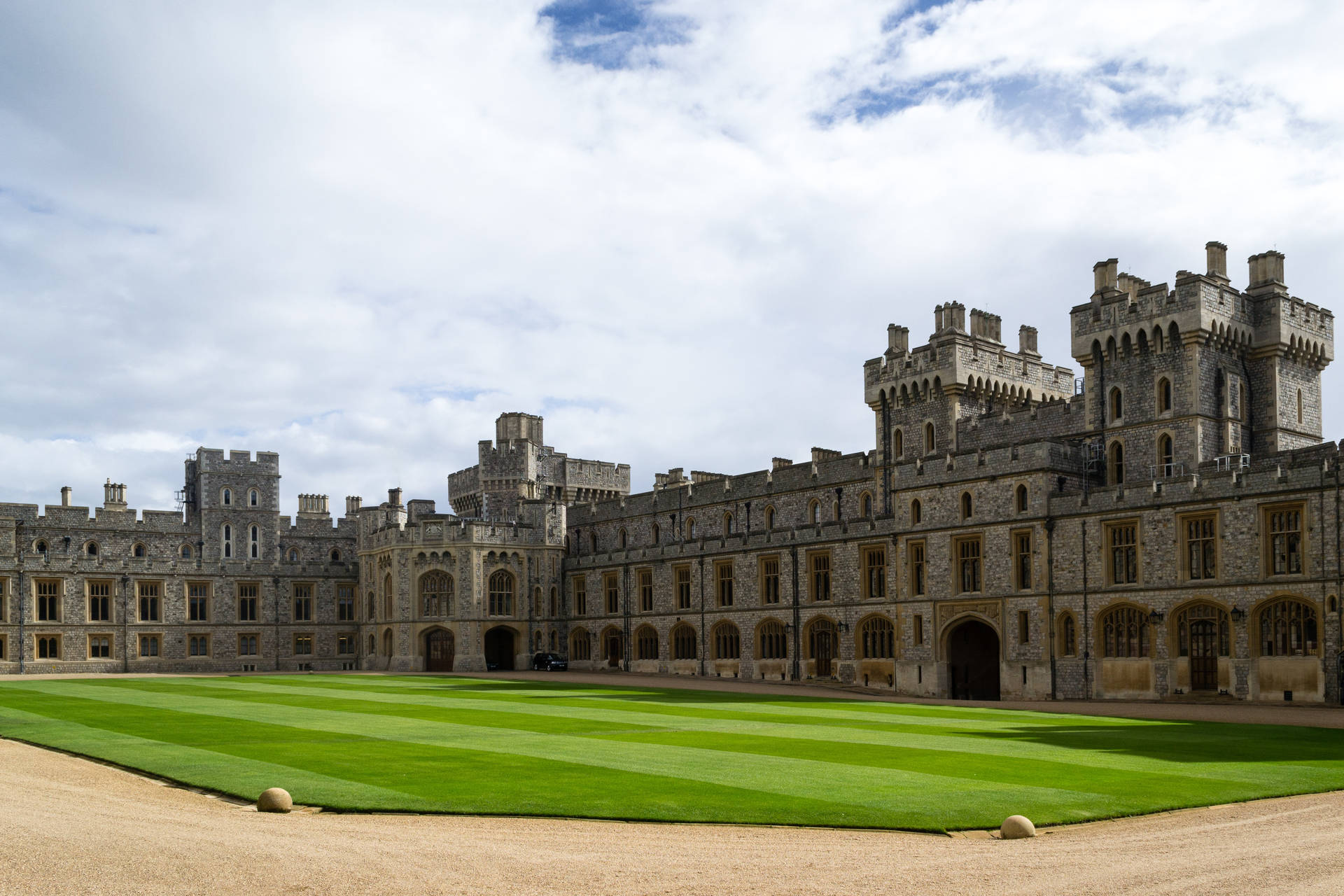 Majestætisk Windsor Slot Courtyard med karakterfulde scener. Wallpaper