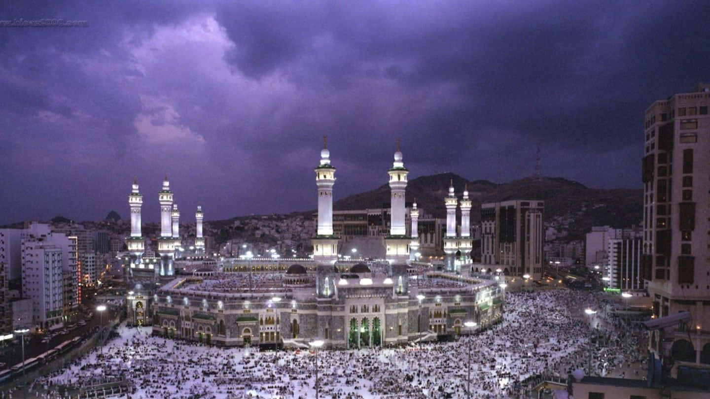 Lamajestuosa Kaaba En La Gran Mezquita De La Meca.