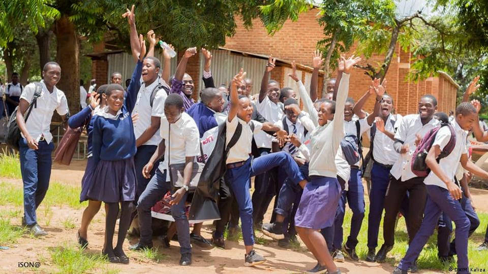 Malawiglückliche Schüler Feiern Wallpaper