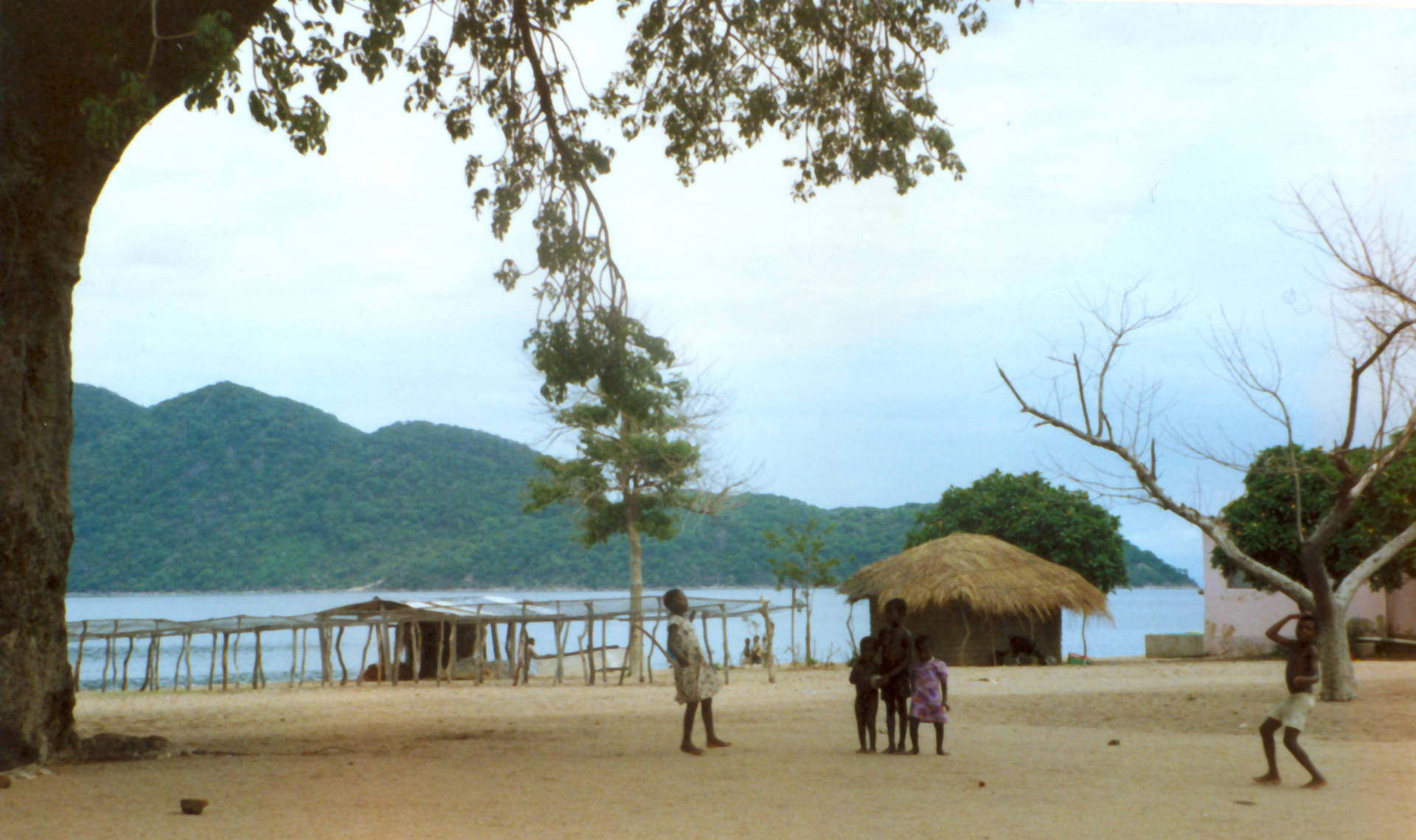 Malawi Huts Lake Wallpaper