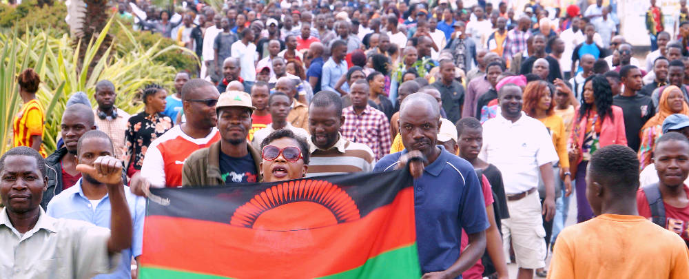 Malawiunterstützer Halten Die Flagge. Wallpaper
