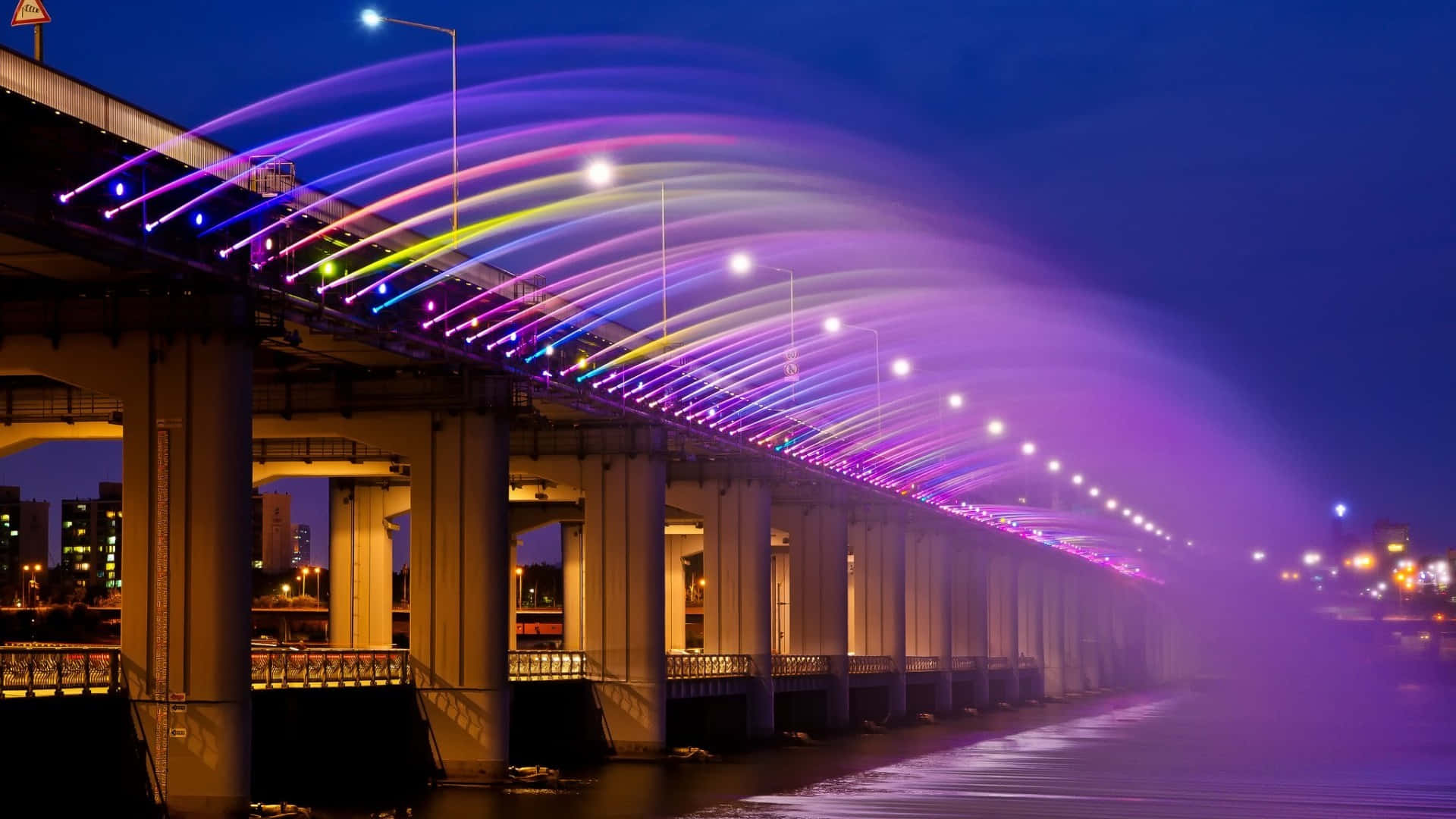 Unponte Con Luci Colorate E Acqua Che Scorre Su Di Esso