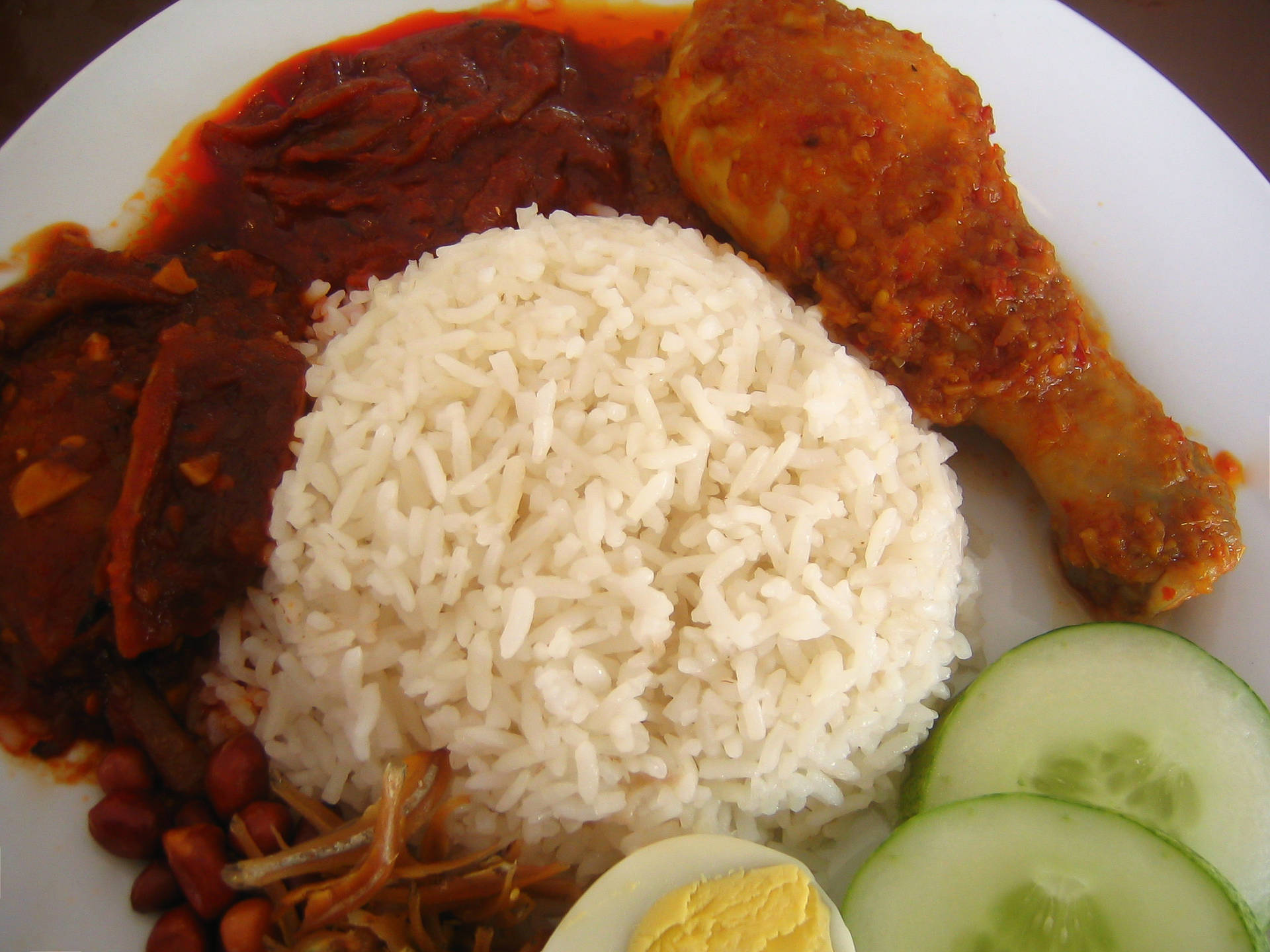 Malaysischeküche Nasi Lemak Aus Der Nahansicht Und Im Winkel Aufgenommen Wallpaper