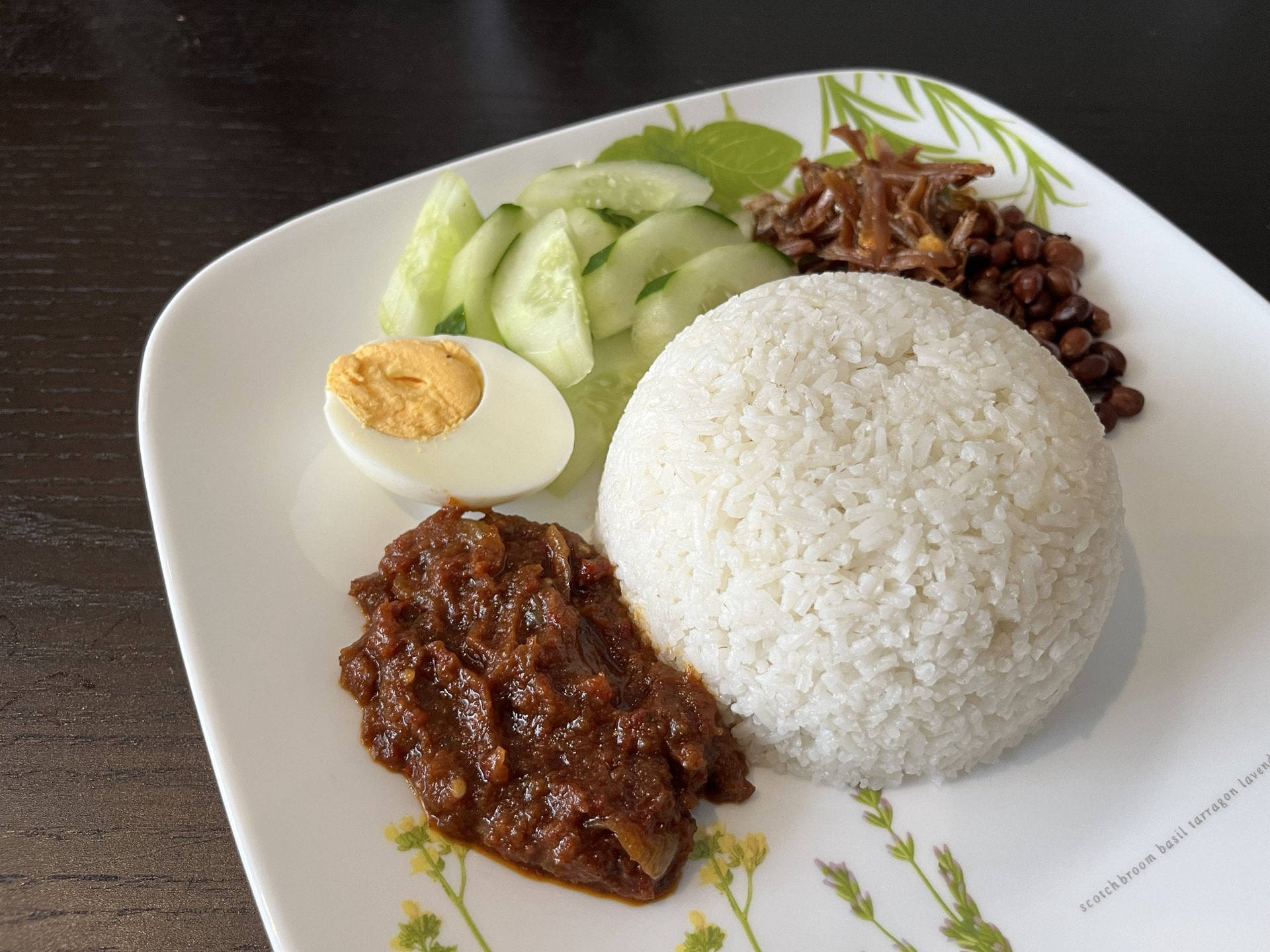 Malaysiskmat Nasi Lemak I Sidvinkel. (malaysian Food Nasi Lemak In Side Angle Shot) Wallpaper