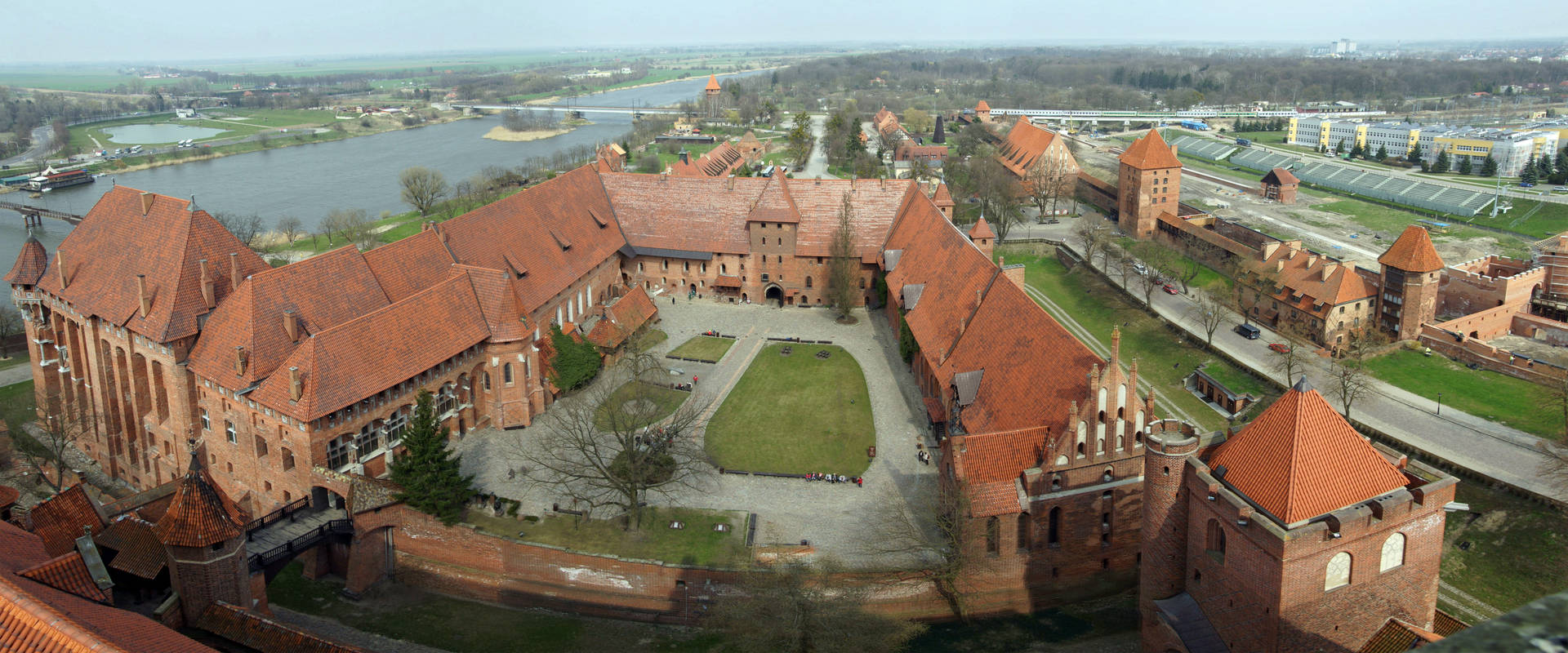 Vistaaérea Del Castillo De Malbork, Polonia Fondo de pantalla