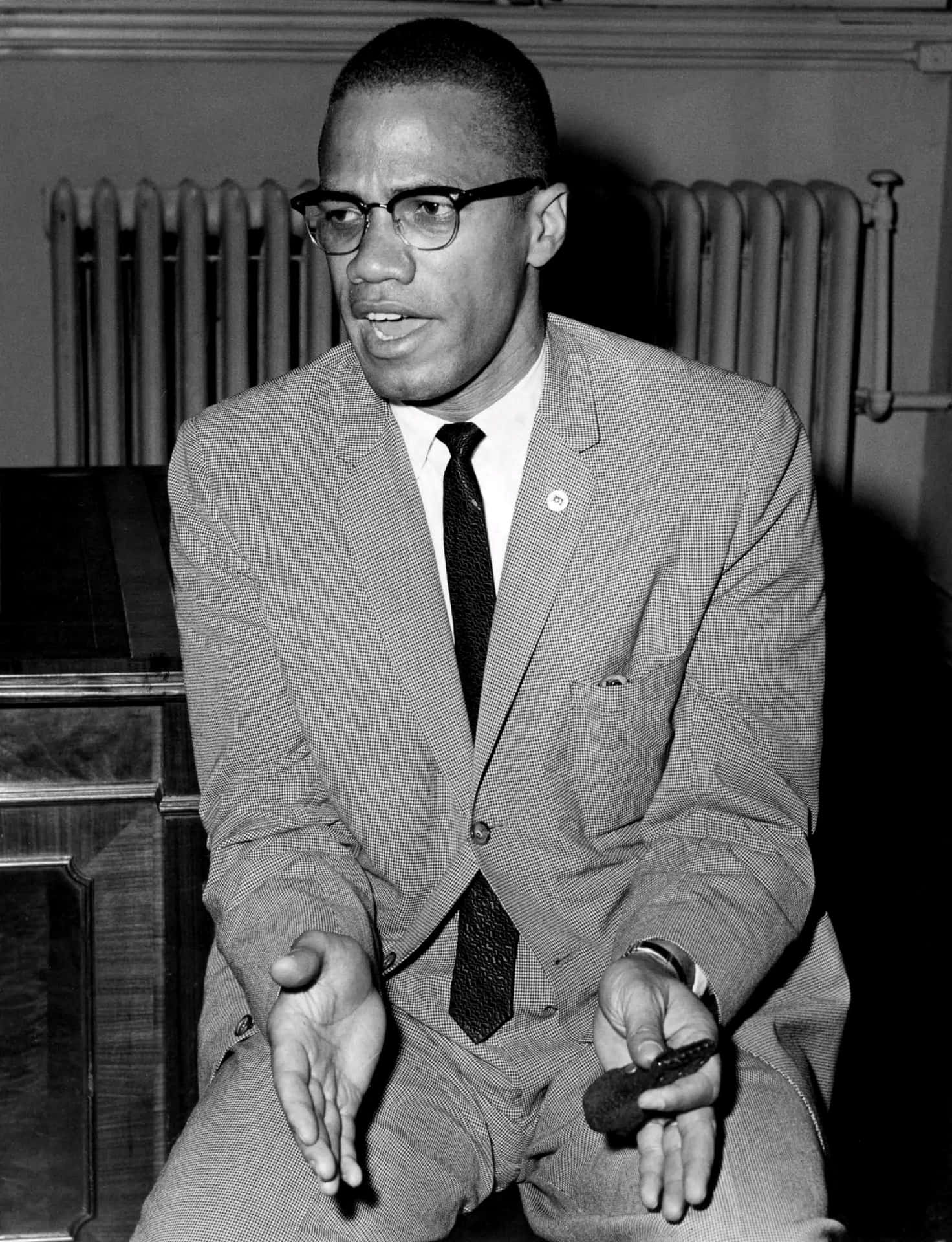 Malcolm X Speaking Blackand White Wallpaper