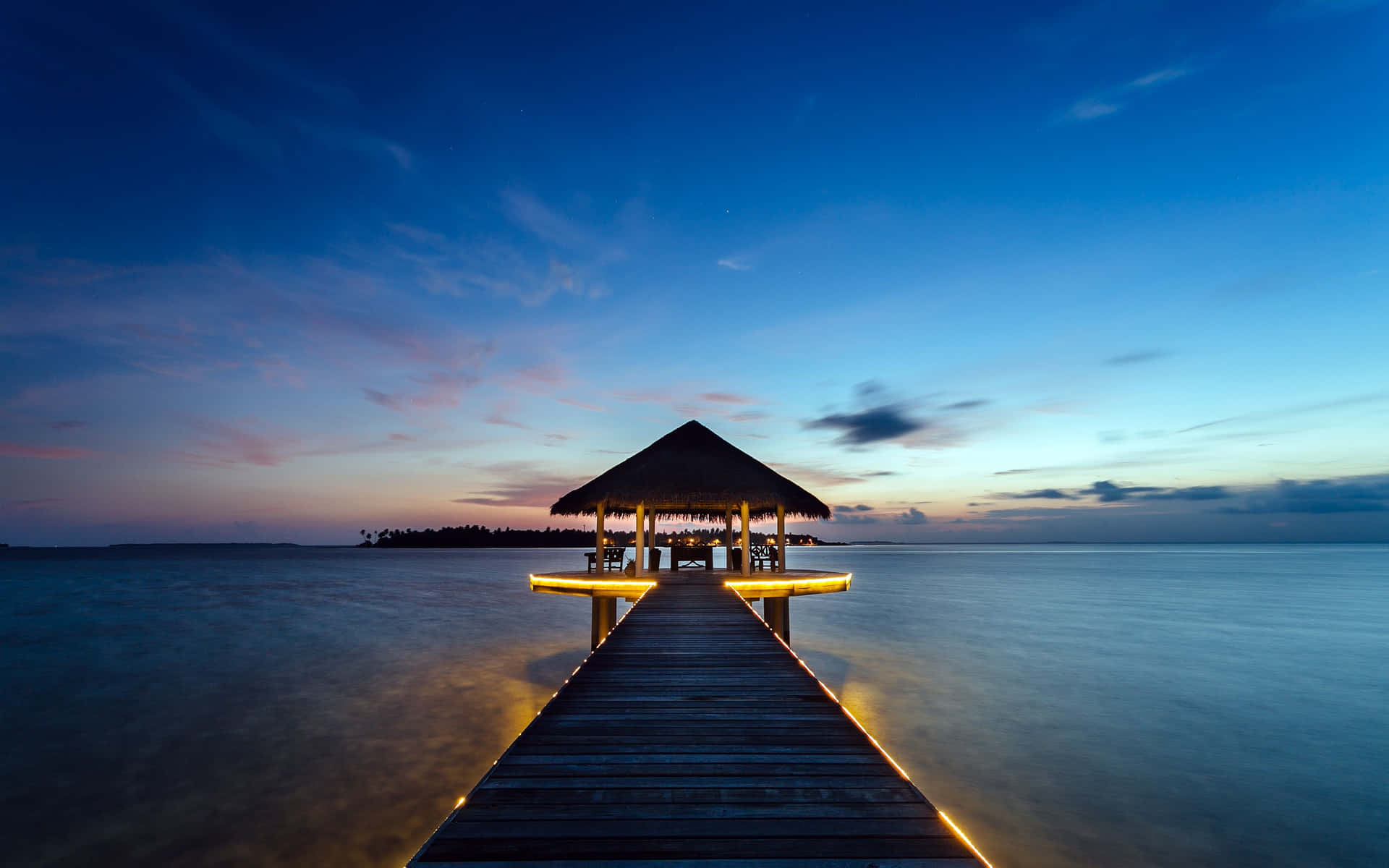Tranquil Maldives Beach Paradise Wallpaper