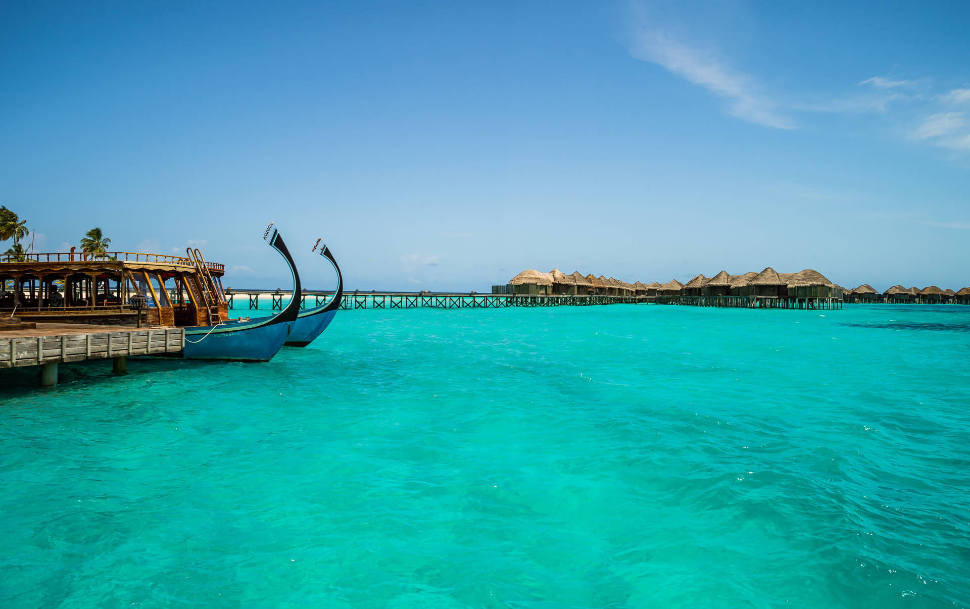 Maldives Dhoni-båden krydsede det spektakulære hav. Wallpaper