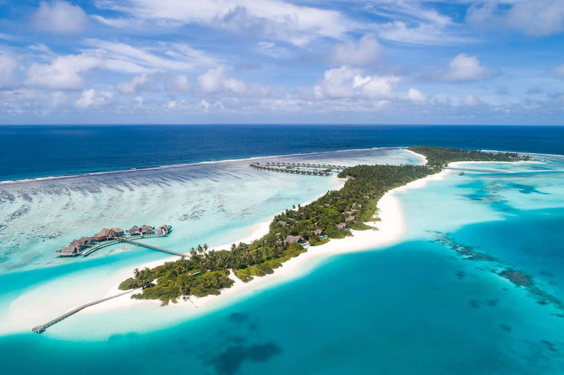 Sun-kissed Maldives Island in all its tropical glory Wallpaper