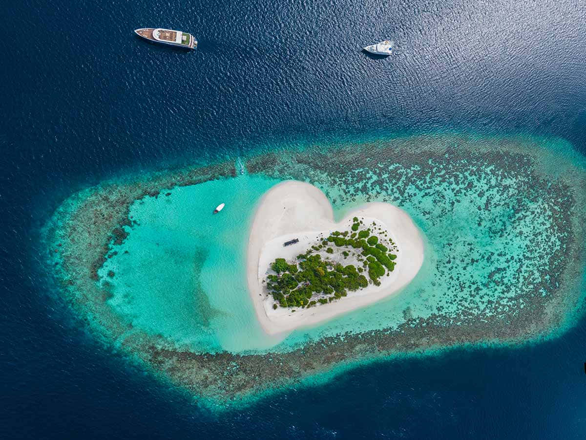 Serene Maldives Island Paradise Wallpaper