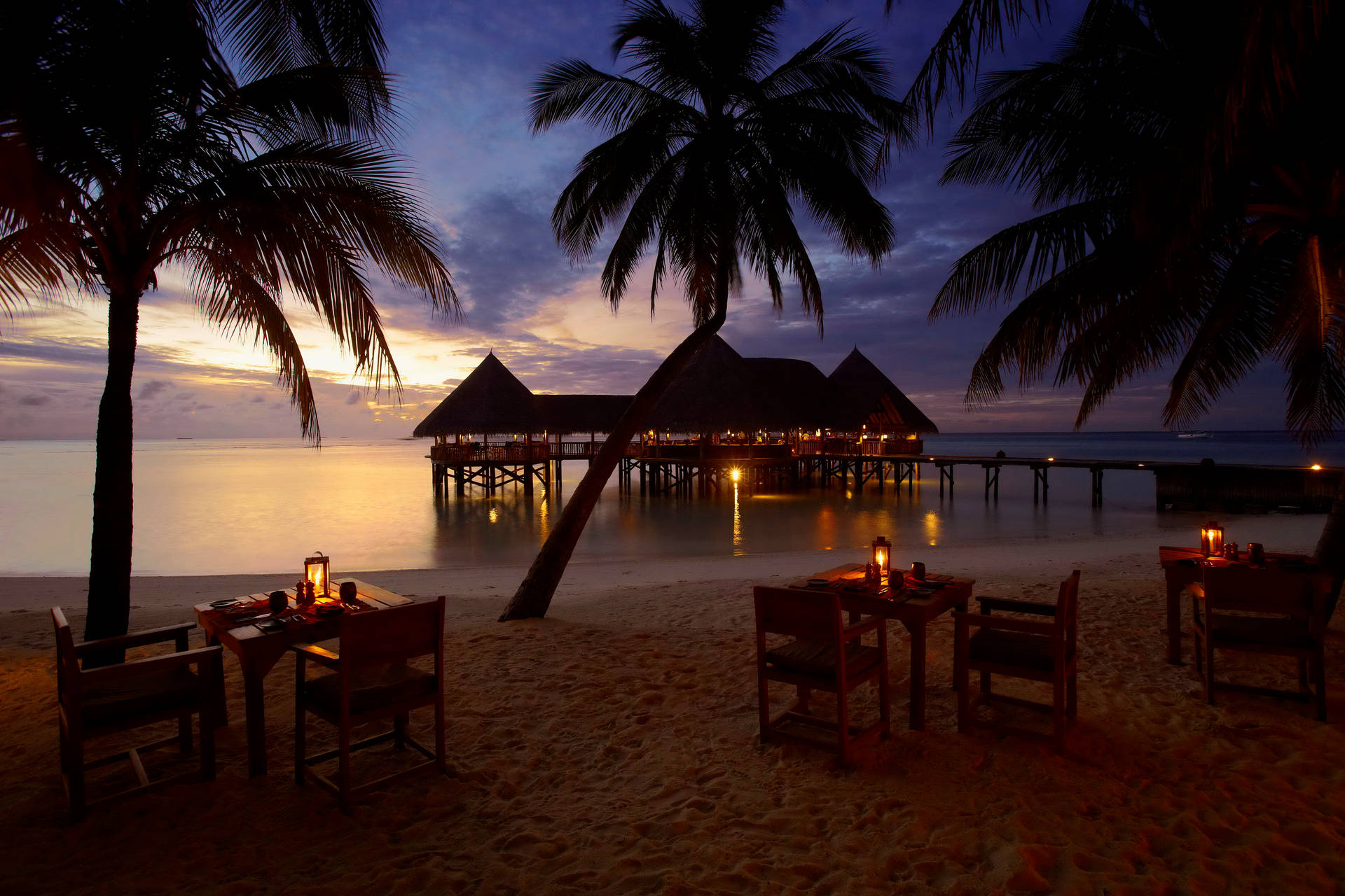 Maldives Luxury Beach Sunset Wallpaper