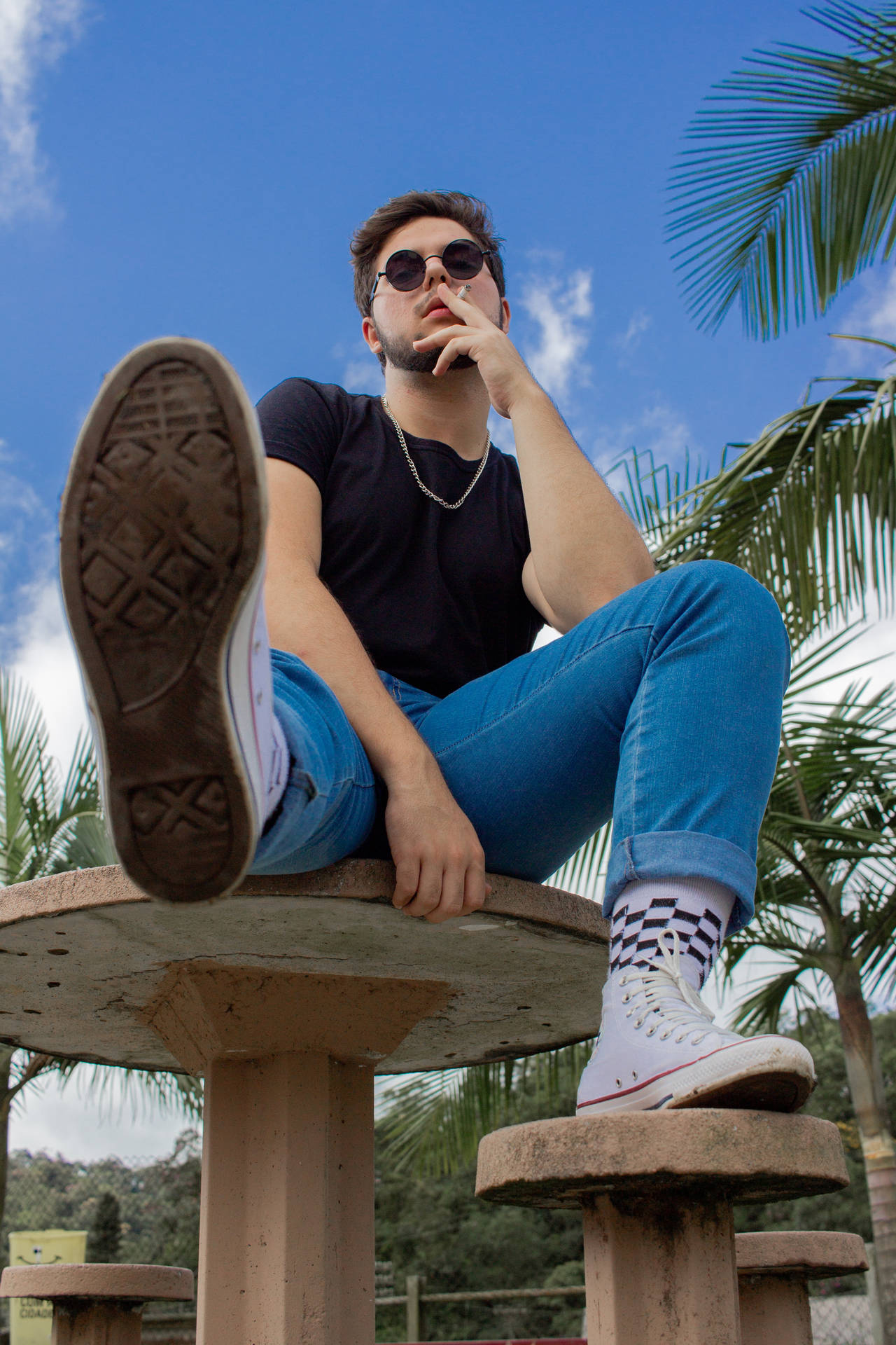 Model i høje Converse hæle mod en blå himmel baggrund Wallpaper
