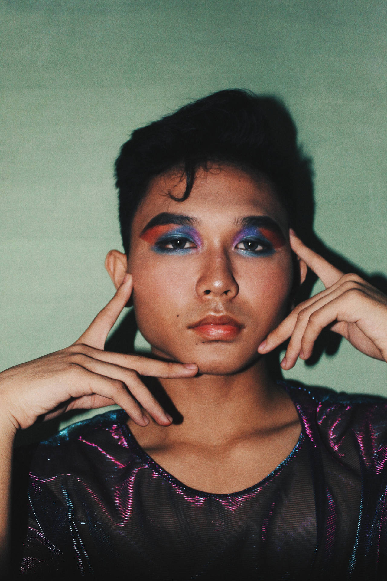 Männlichesmodel Mit Make-up Wallpaper