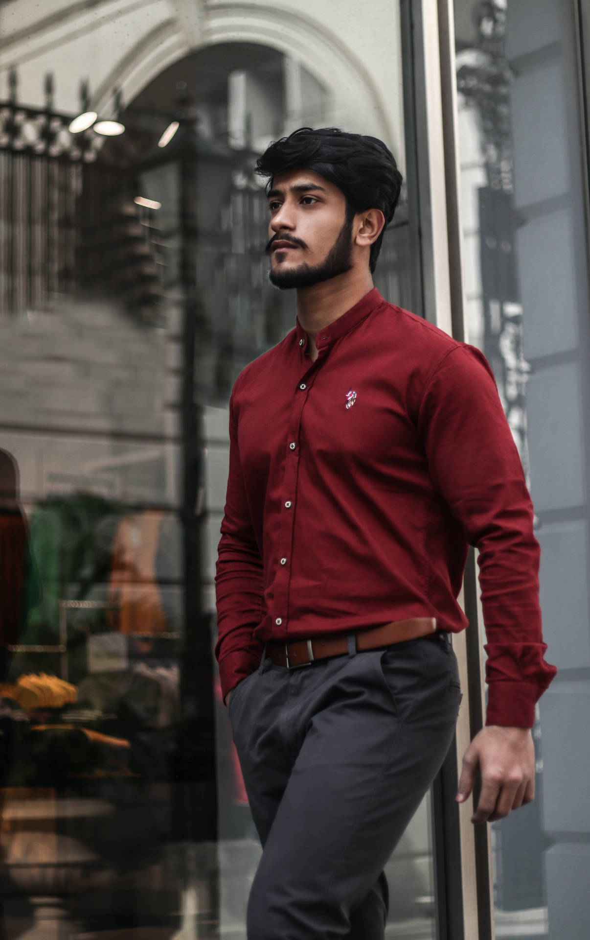 Manligmodell I Röd Skjorta. Wallpaper