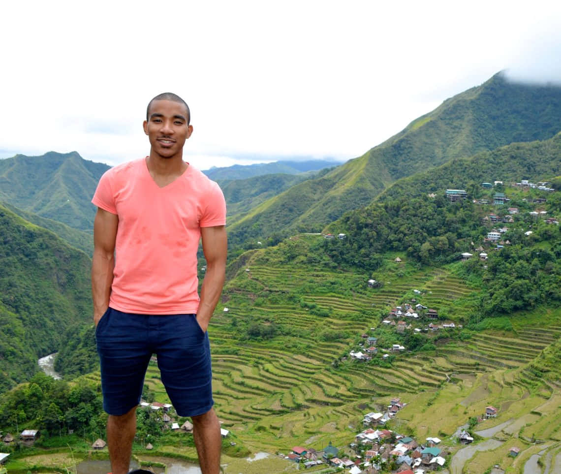 Männlichertourist Posiert Auf Den Reisterrassen Von Banaue Auf Den Philippinen. Wallpaper