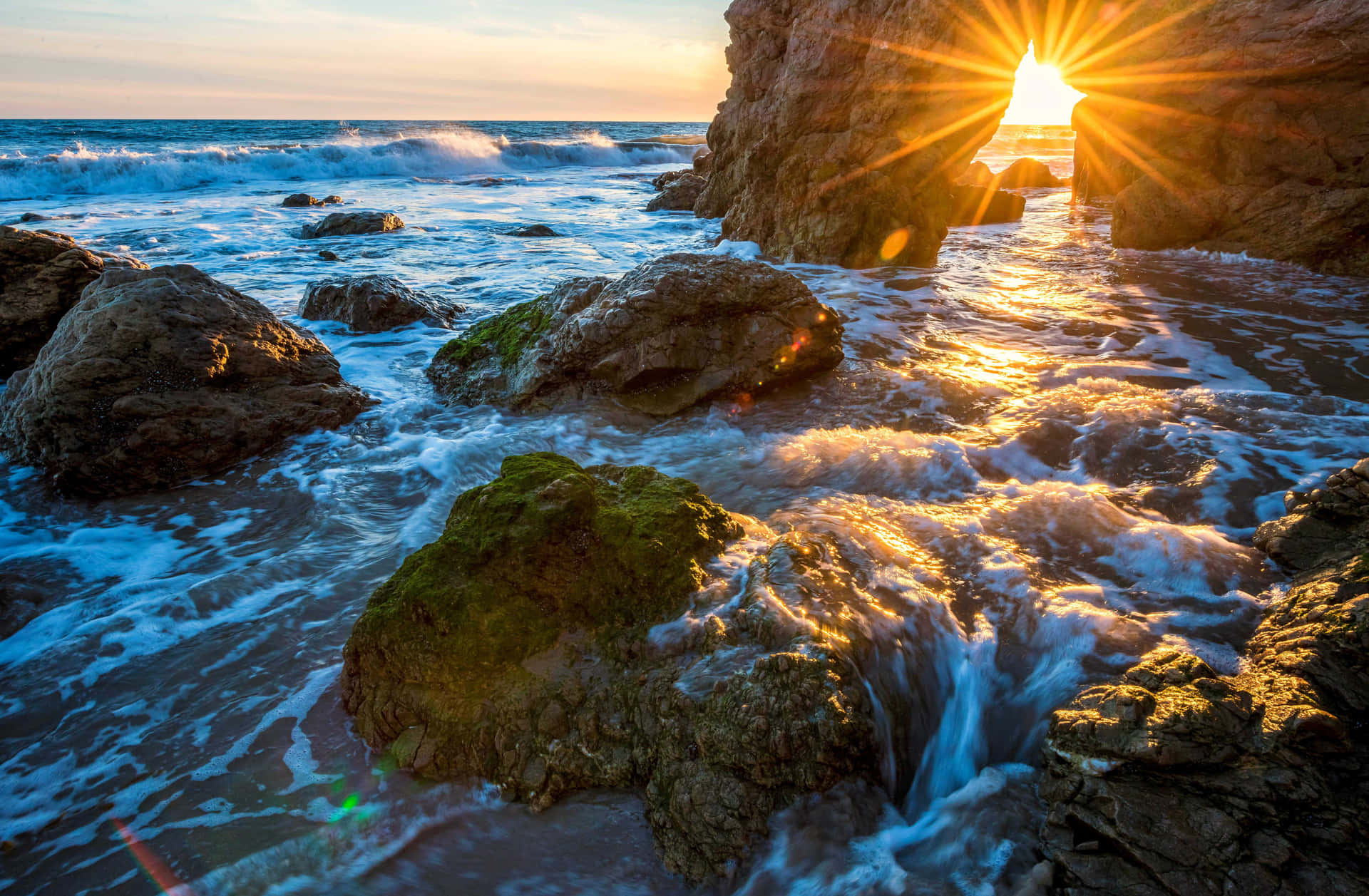 Nyd skønheden af Malibu Beach solopgang på dit tapet! Wallpaper