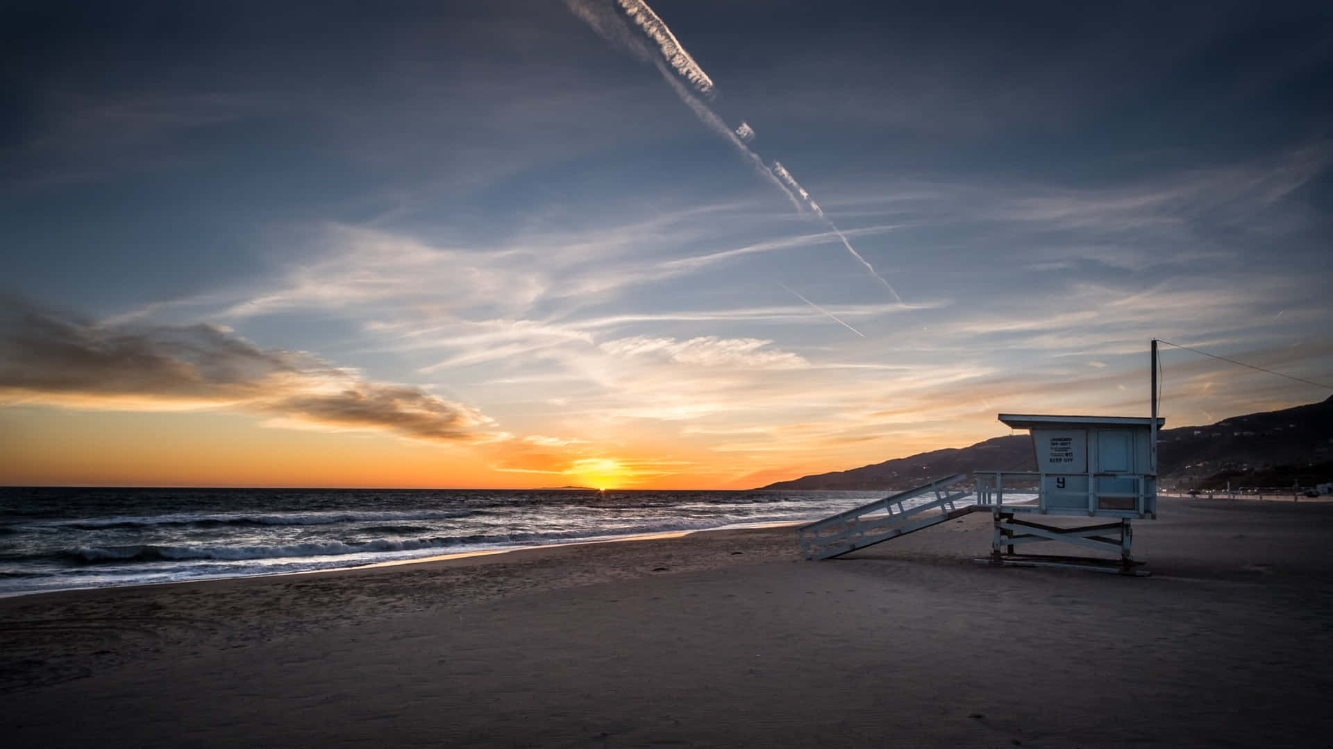 Tramontosulla Spiaggia Di Malibu Con Traccia Aerea Per Il Desktop Sfondo