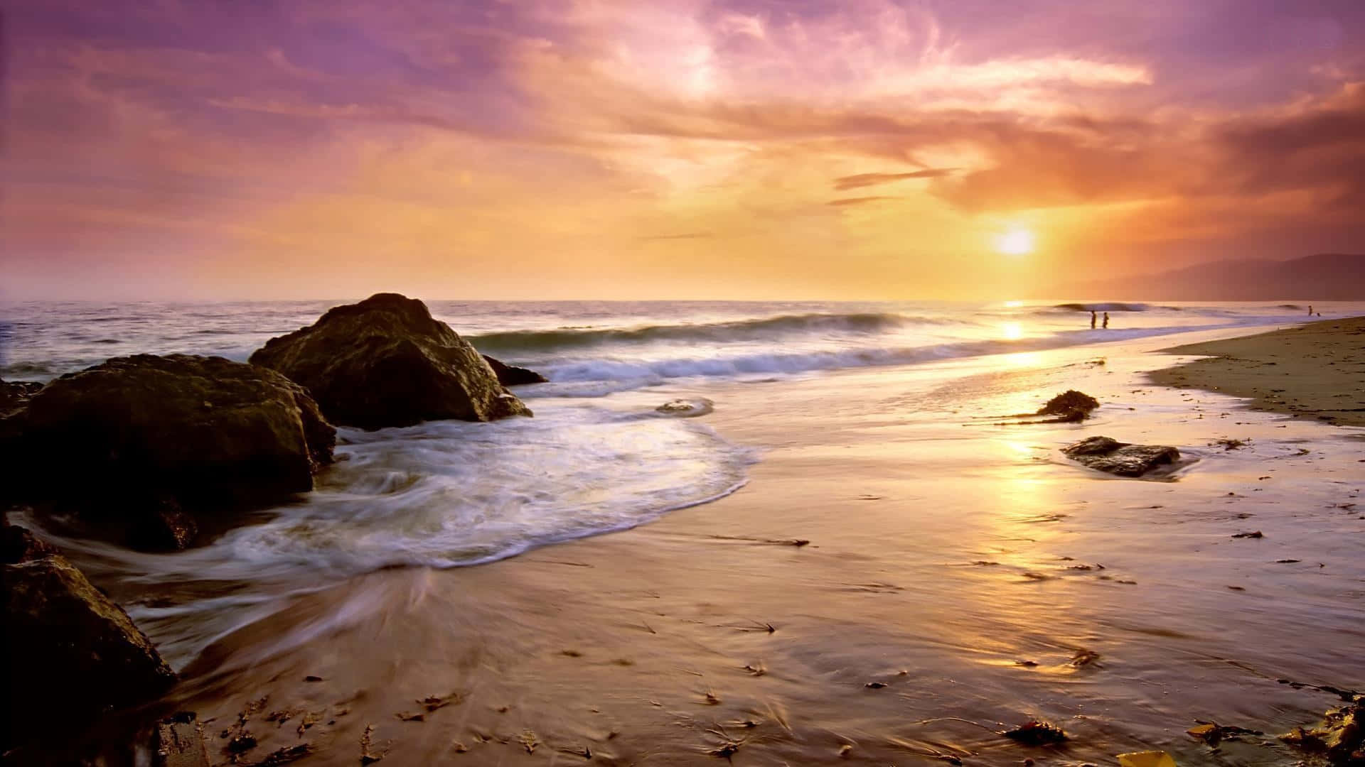 Admire the calming beauty of Malibu Beach. Wallpaper