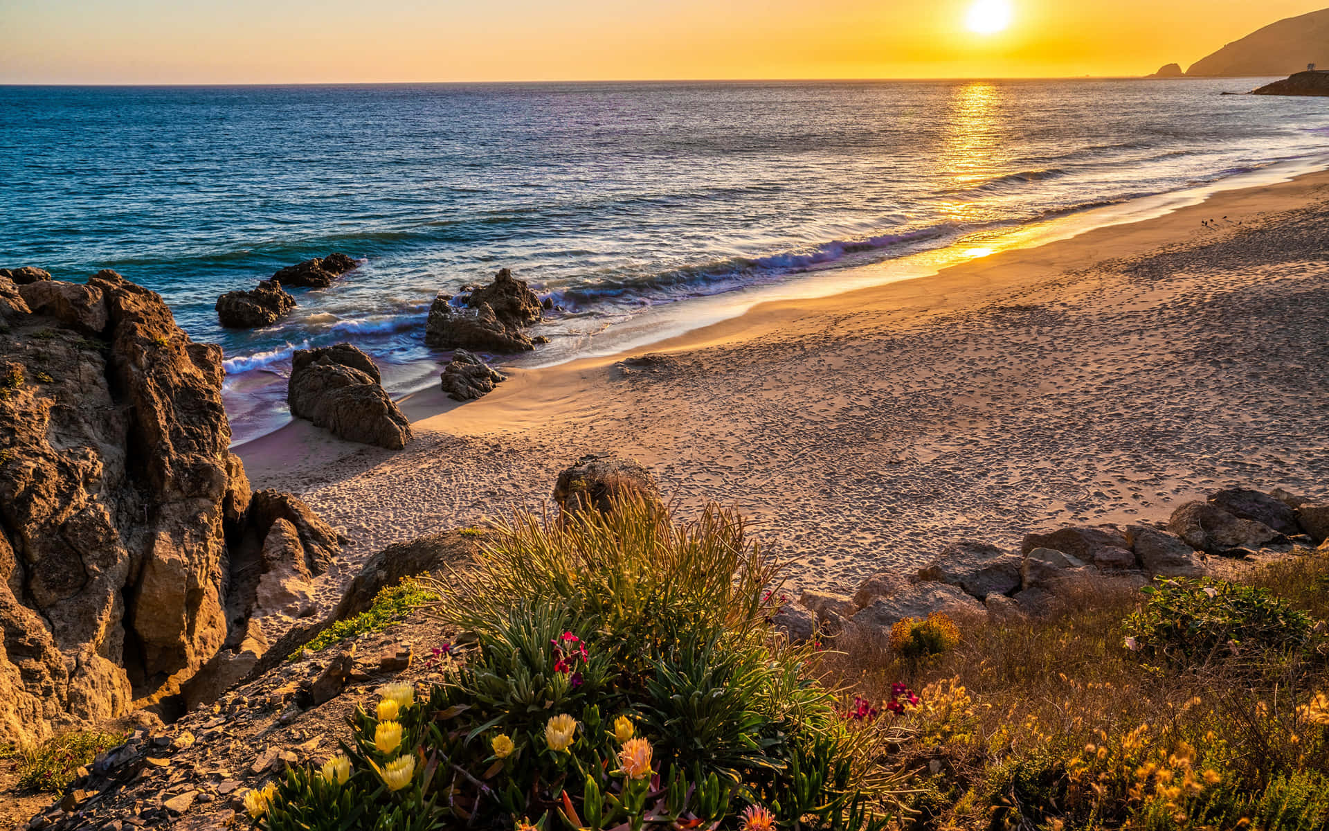 Goditila Bellezza Tranquilla Di Un'alba Sulla Spiaggia Di Malibu. Sfondo