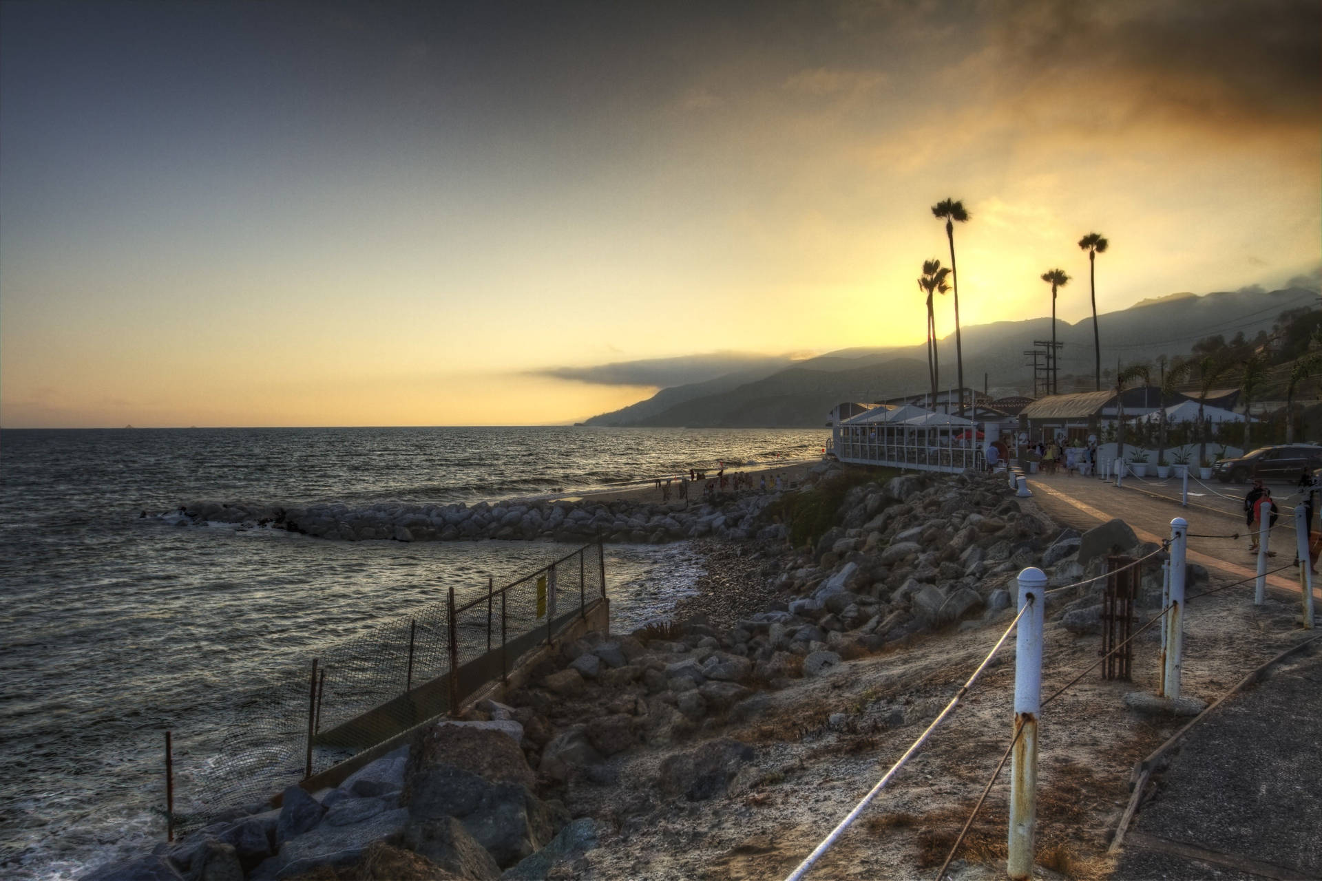 Erlebensie Den Sonnenaufgang In Malibu, Kalifornien Wallpaper